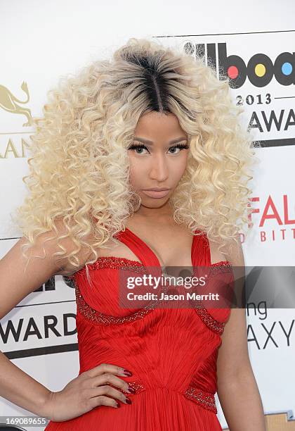 Nicki4orever's tweet image. Before the show, she walked the carpet in that Alexander McQueen red gown at the BBMA's 2013, looking like literal royalty. 👗👑 #NickiMinaj #AlexanderMcQueen #RedCarpet #Goddess 🦄✨