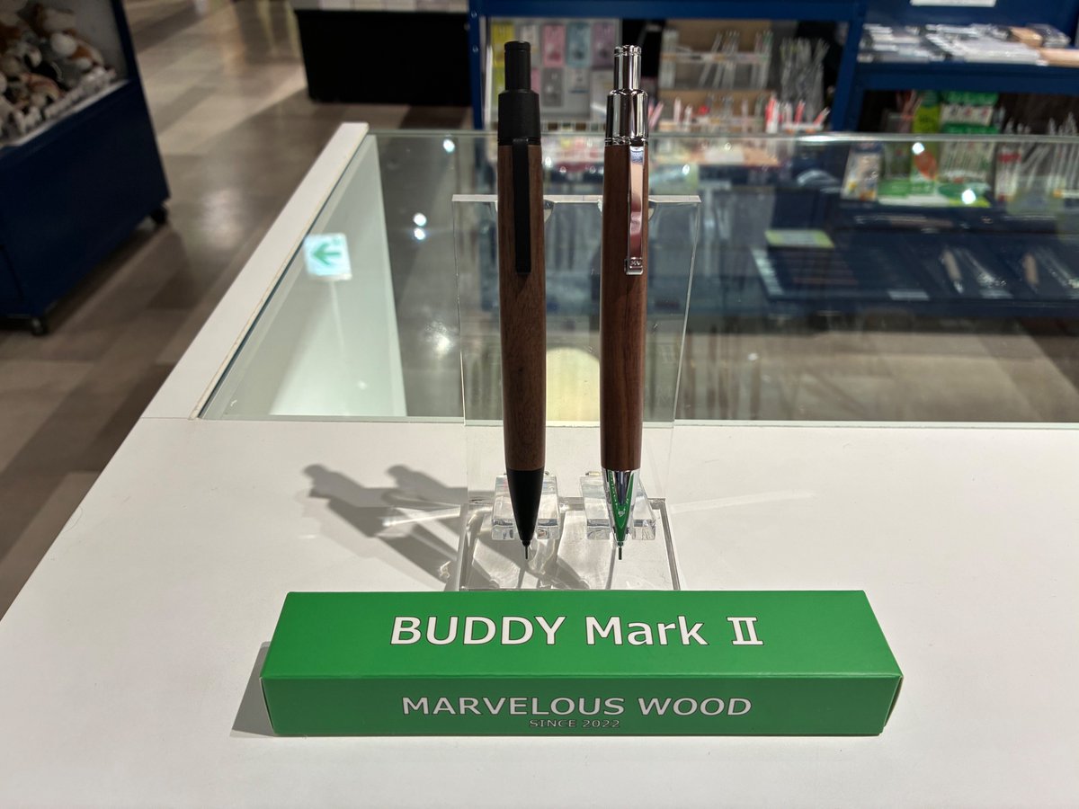 マーベラスウッド（<a href="/mv_wood_jp/">マーベラスウッド</a>）さんから「BUDDY MarkⅡ」が入荷しました🛻

樹種はウォールナット、金属部分は黒、シルバーの2種となっています、カッコいい！

ボールペンも入荷しております👌

お試し書きも承っておりますので、是非店頭でご覧くださいませ💁
＃イオンモール川口