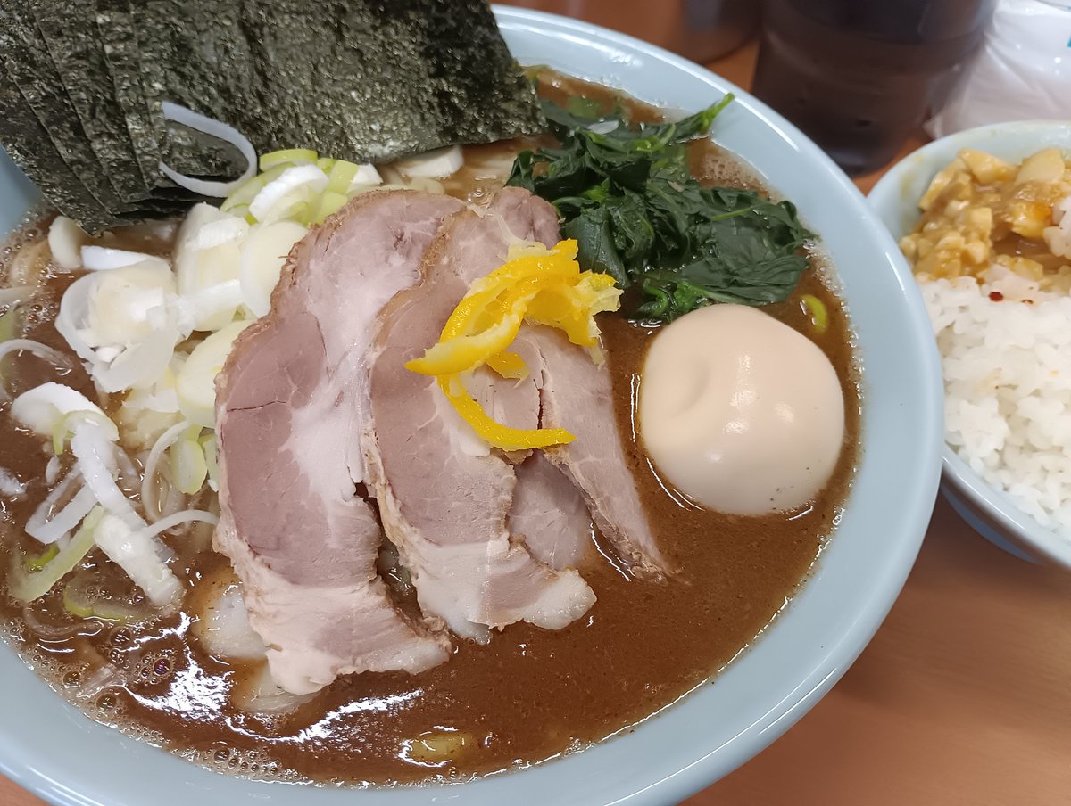 ZuoTeng70018's tweet photo. 武蔵家綾瀬@北綾瀬
魚介豚骨ラーメン中¥1300 
薬味ねぎ¥100 ライス¥100

少し遅めの🌄🍜
お初の魚介豚骨🔰
旨過ぎてビックリ😲

発作中🦵💥なので、スープ完飲はガマン🙌

ご馳走様でした🙇
パシオン💪😁 https://t.co/ZUtL71uNMf