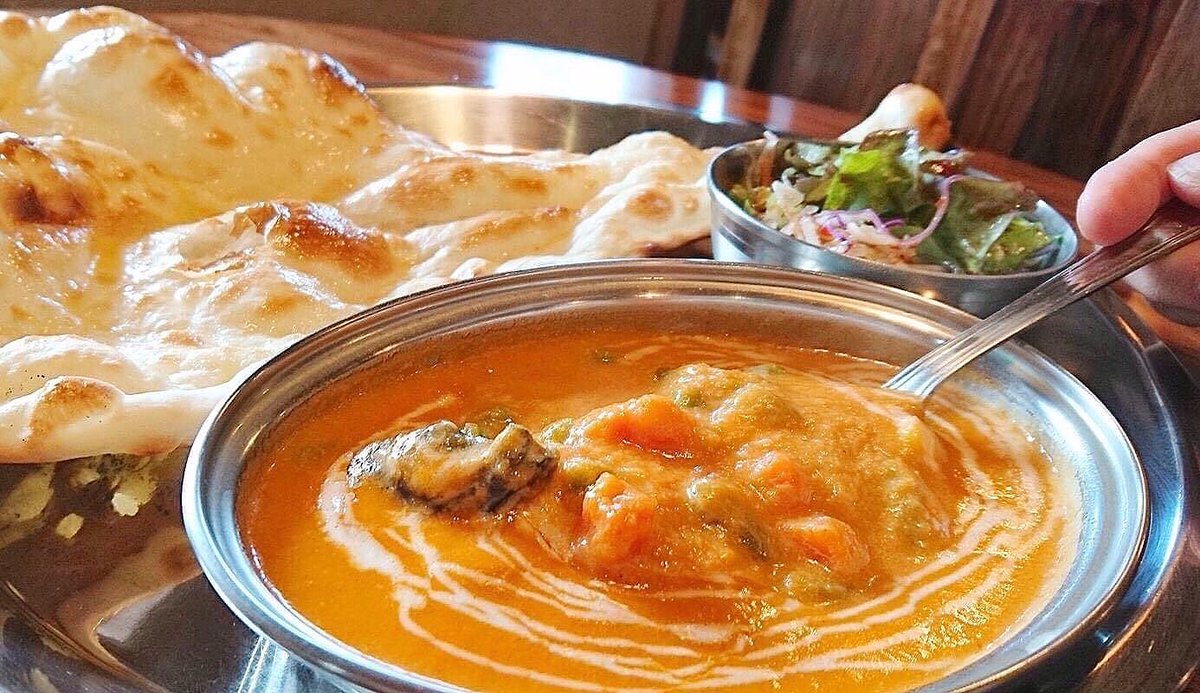 ASIYANA_curry's tweet photo. ナマステ！
インド料理アシヤナ難波店です。

本日の日替わりは｢トマトベースのベジタブルカレー｣です。
インドではマクニと呼ばれるポピュラーなソースで、トマトの酸味がナンによく合います！

土日祝限定のカレーが選べるホリデーランチも用意して皆様のご来店をスタッフ一同お待ちしております😊 https://t.co/8xNUbTVFfd