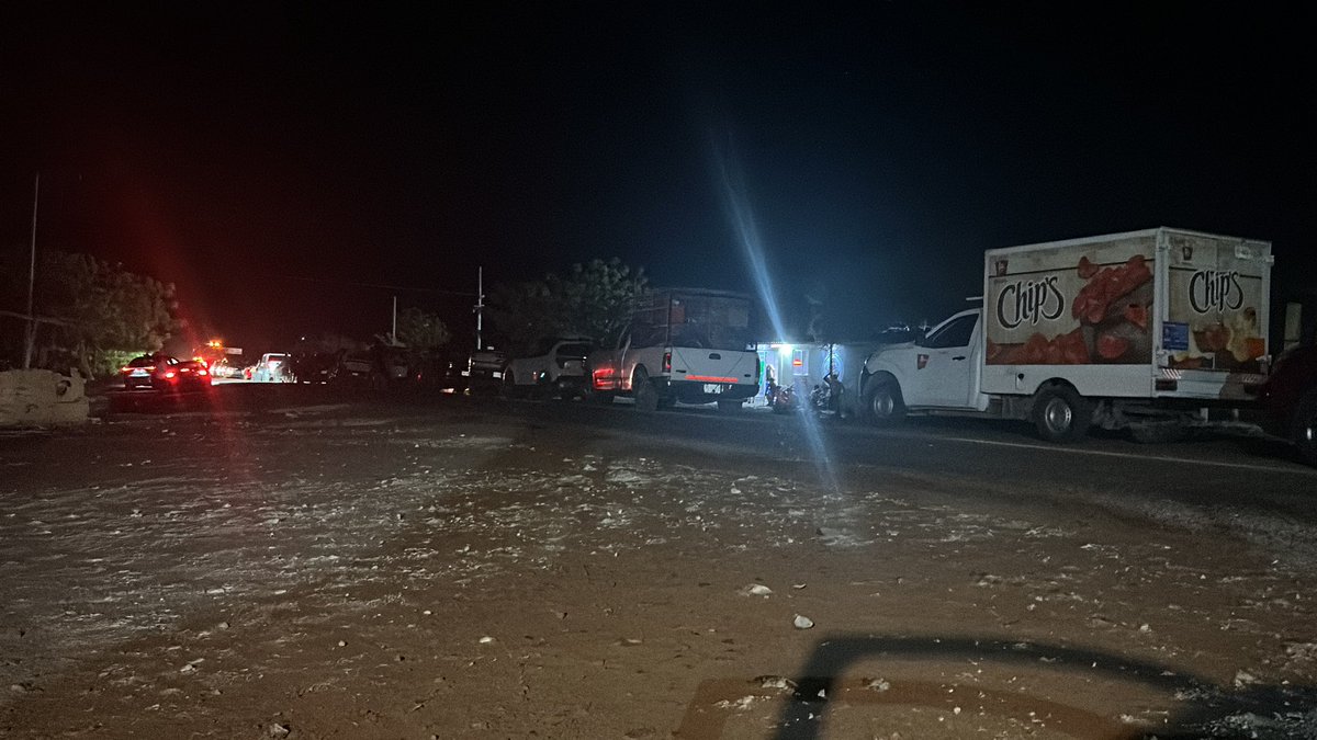AloOlivera's tweet photo. Oye @PolVial_GobOax cientos de personas esperan que se abra desde hace más de 6 horas la carretera 200, porque? no hay personas laborando para reabrir el paso, ya hay molestia y hartazgo. https://t.co/iGZ7EAjbFT