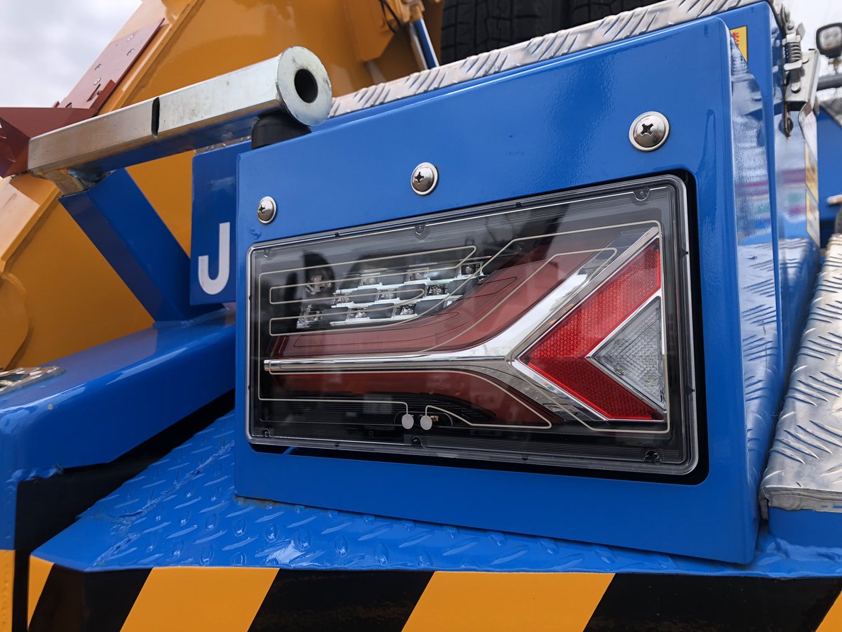 bokutou28's tweet image. JAFのレッカー車を見学、エルフかと思ったらタイタンでした。テールランプは熱線付き。

＃日本自動車連盟　＃JAF