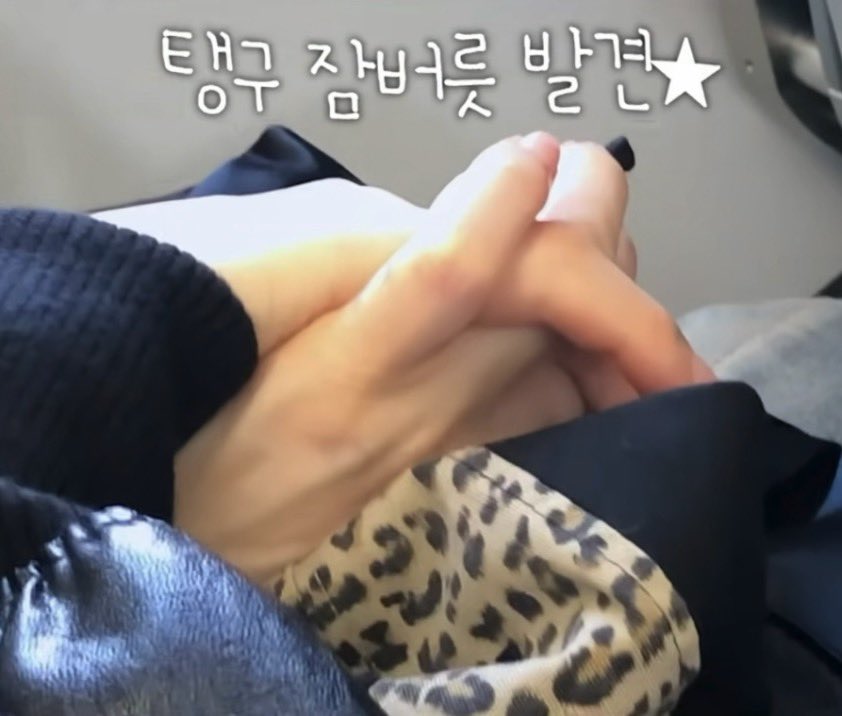 1etstaey's tweet photo. 김태연졸귀잠버릇 👈🏻손꼬고취침함 근데정작당사자:몰랐어 https://t.co/JkrbB3IAT1