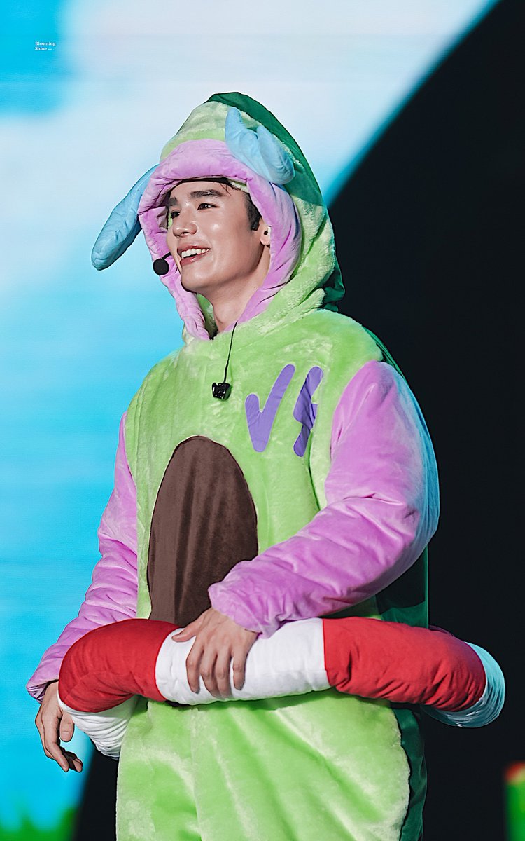 𝐛𝐥𝐨𝐨𝐦𝐢𝐧𝐠 𝐬𝐡𝐢𝐧𝐞 . ㅡ tweet media