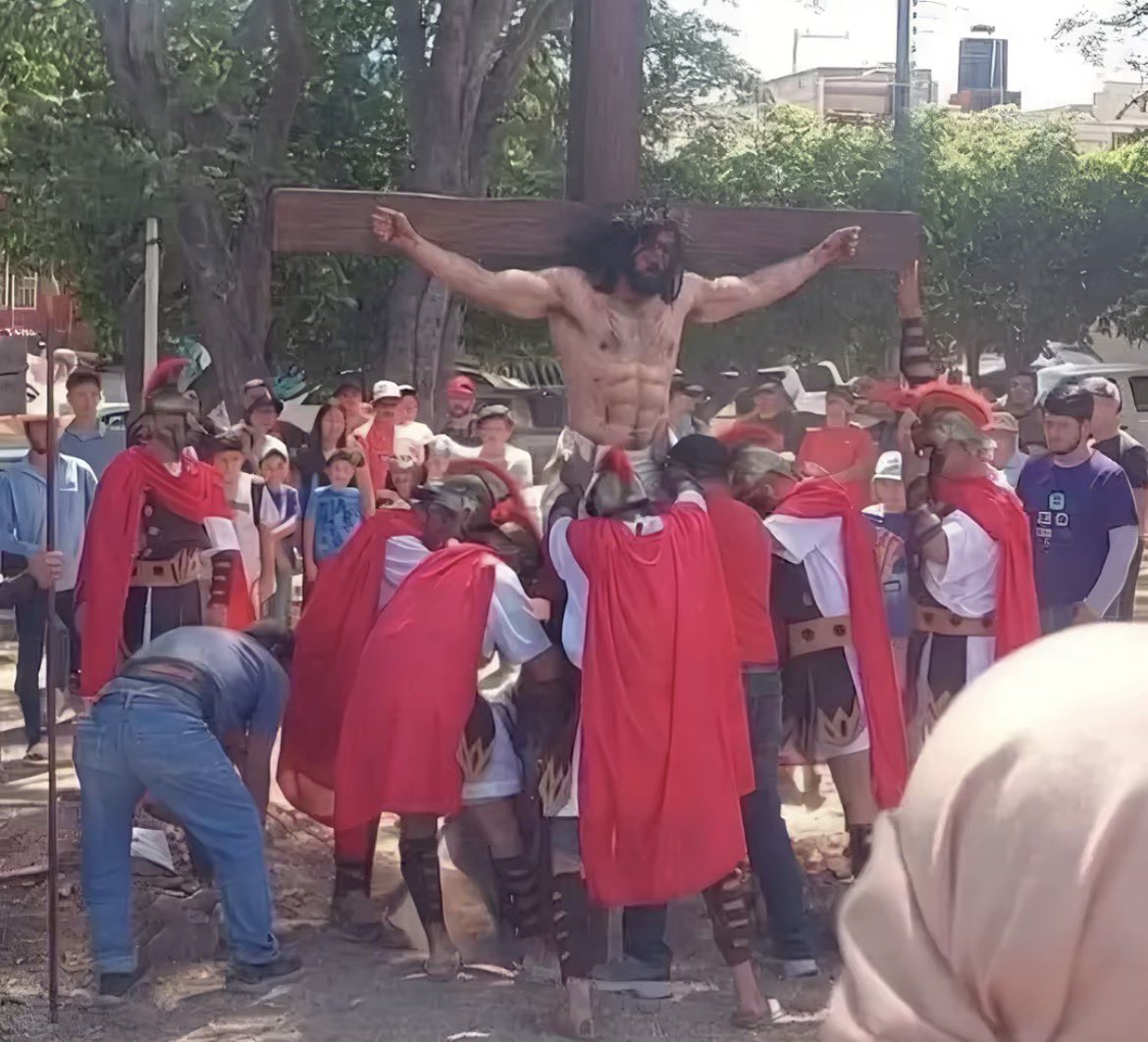 Yo preguntando por que mi gym bro no vino al gimnasio 
- el muy cabron: