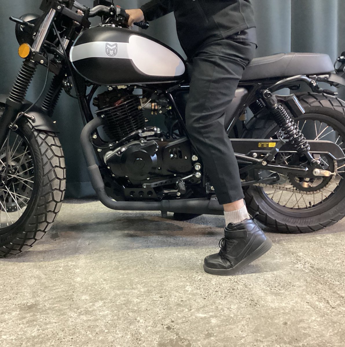 MUTT_SAPPORO's tweet photo. おはようございます！
#MUTT #札幌

車種別での足つき具合をご紹介します🦵

「#GTSR」　つま先立ちになりますが
指のつけ根、母指球が地につき
しっかりと体重がのっています👣

175㌢ 股下長さ80㌢少し（短足じゃないですよ😤）
パンツも長さ丁度だと足首まで上がります！ https://t.co/MdBPDPK5Vn