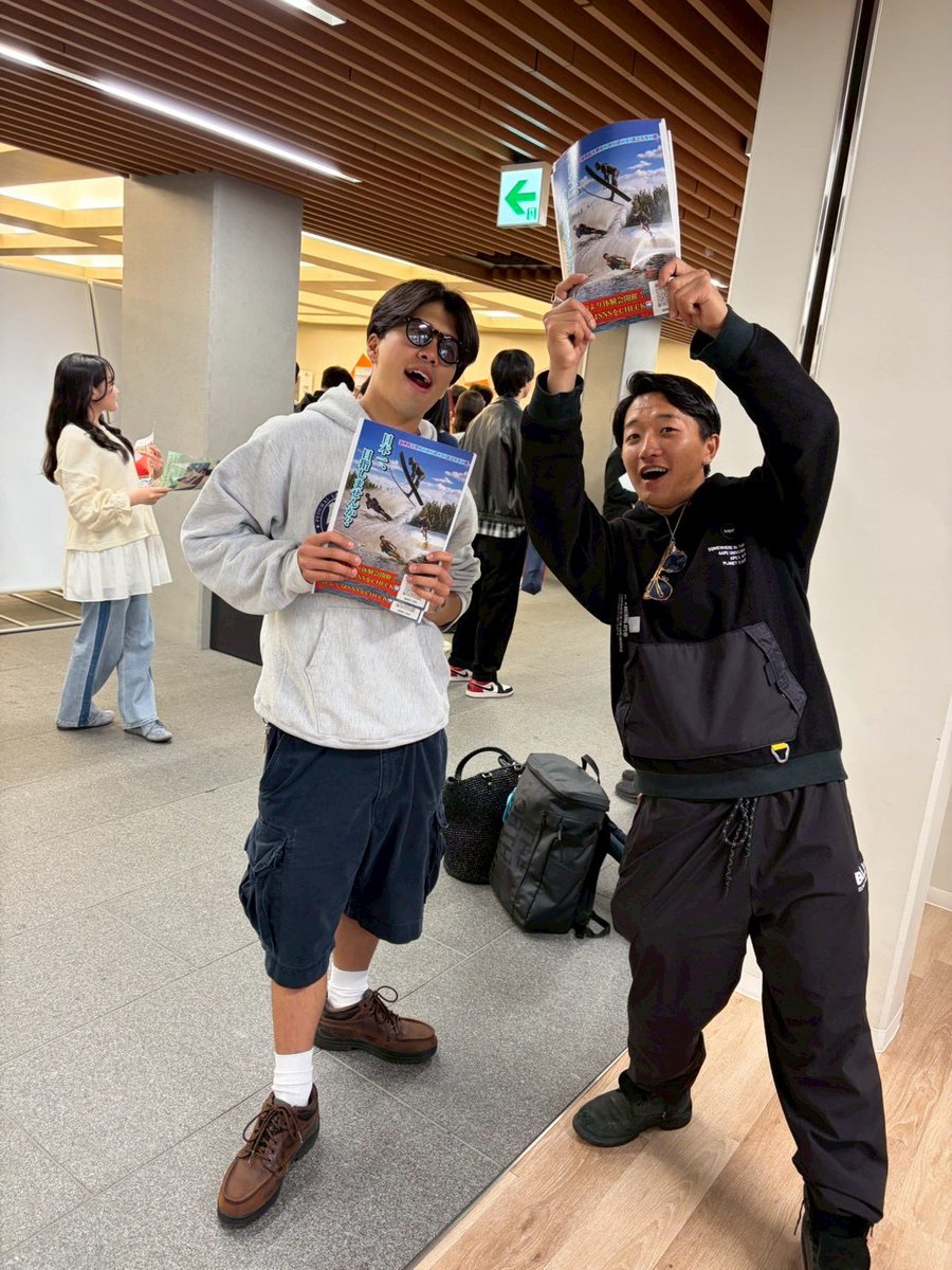 kwst_waterski's tweet photo. 📍過去の新歓の様子👀
私たちは渋キャン・たまキャン両方で新歓を行っています！
外でビラ配りをしたり、ブースで履修相談もしています！大学生活の相談も任せてください💪🏻 ̖́-
全ての学部の履修答えられます！
お菓子もあるよ🤤
大きな板を持った人がいたら絶対声かけて！
#春から國學院 #水上スキー https://t.co/kMc4AI0sUm