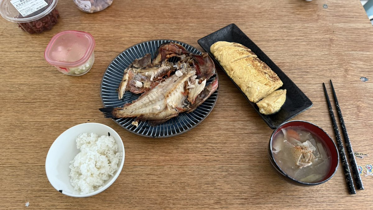 朝食メニュ
・金目鯛干物、豚汁、ご飯の三品は昨日妻が作ってくれた残りを
・だし巻き卵
常温のご飯はそれはそれで美味しい。適度に冷たいからこそ分かる甘み、意外にふっくら。
だし巻き卵は出汁を多めにしたら水分が多いのかふわっとして最高にうまい！
朝から最高の一品に充足中。