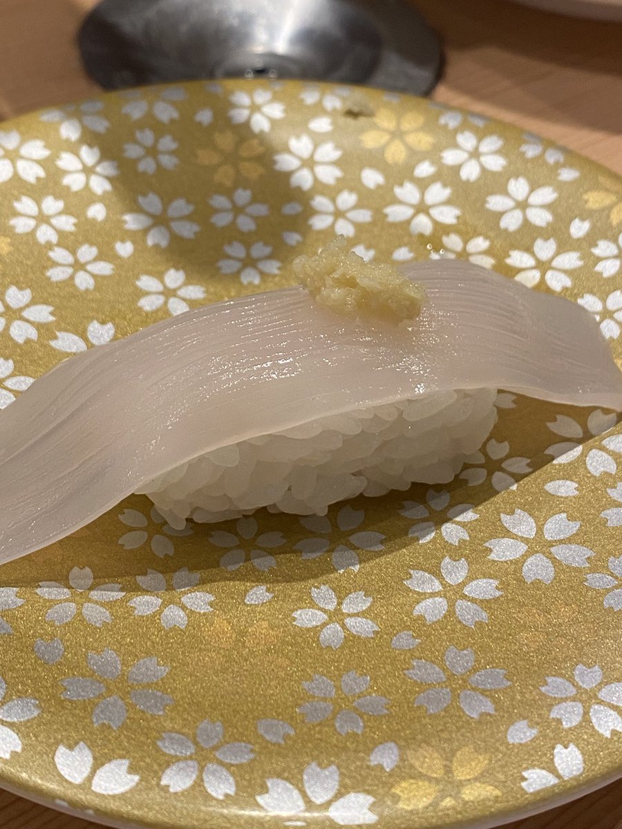 tripprogrammer's tweet photo. 회전초밥집이지만 예전 철없는 일본 아이들의 장난 때문에 회전을 돌리진 않는다. 타블렛으로 주문하면 되고 한국어도 지원되기 때문에 일본어를 못해도 편하게 식사할 수 있다. 하코다테에 4개의 점포가 있으니 아무데나 예약 없이 가봐도 좋다. 물론 잠깐의 웨이팅이 있을 수 있다. https://t.co/z3BRML8uPk