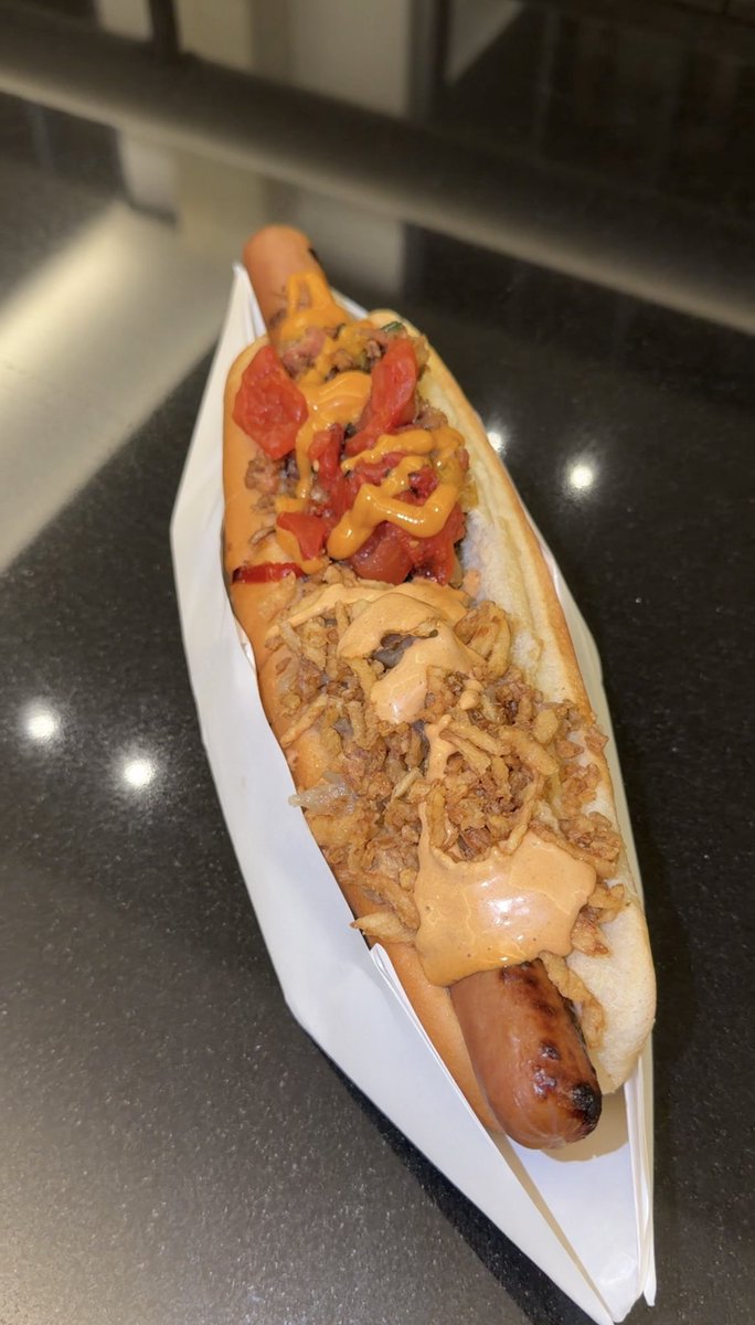 The best two foods I’ve found at the #FinalFour thus far:

🥨 Ben’s Pretzel - could rival Auntie Anne’s
🌭 1939 Dog - footlong dog, shaved ribeye, chopped bacon, beer cheese, chipotle aioli, caramelized onions, fried onions, roasted peppers 

<a href="/sodexo_live/">Sodexo Live!</a> <a href="/LucasOilStadium/">Lucas Oil Stadium</a>