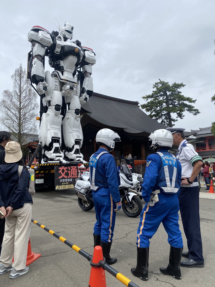 takeo1945's tweet photo. 交通機動隊とパトレイバー､普通にパイロットみたいでかっこいい https://t.co/ftHgQdpAjg