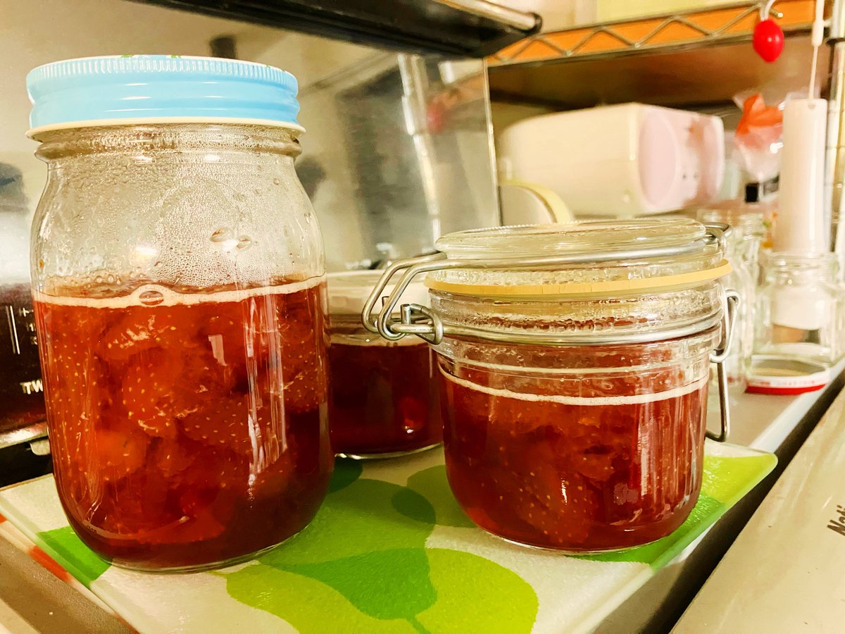 親の見舞いにコロナ以降久々に高崎の実家へ日帰り帰省。
帰ってから高崎駅で買ったイチゴをジャムに。
瞬間の突風並みの情報過多で情緒がサーフィン状態だったが、何とか帰宅。
色々と妹たちに頭が上がらない状態であった。ほんに出たきり長女は役立たずじゃw