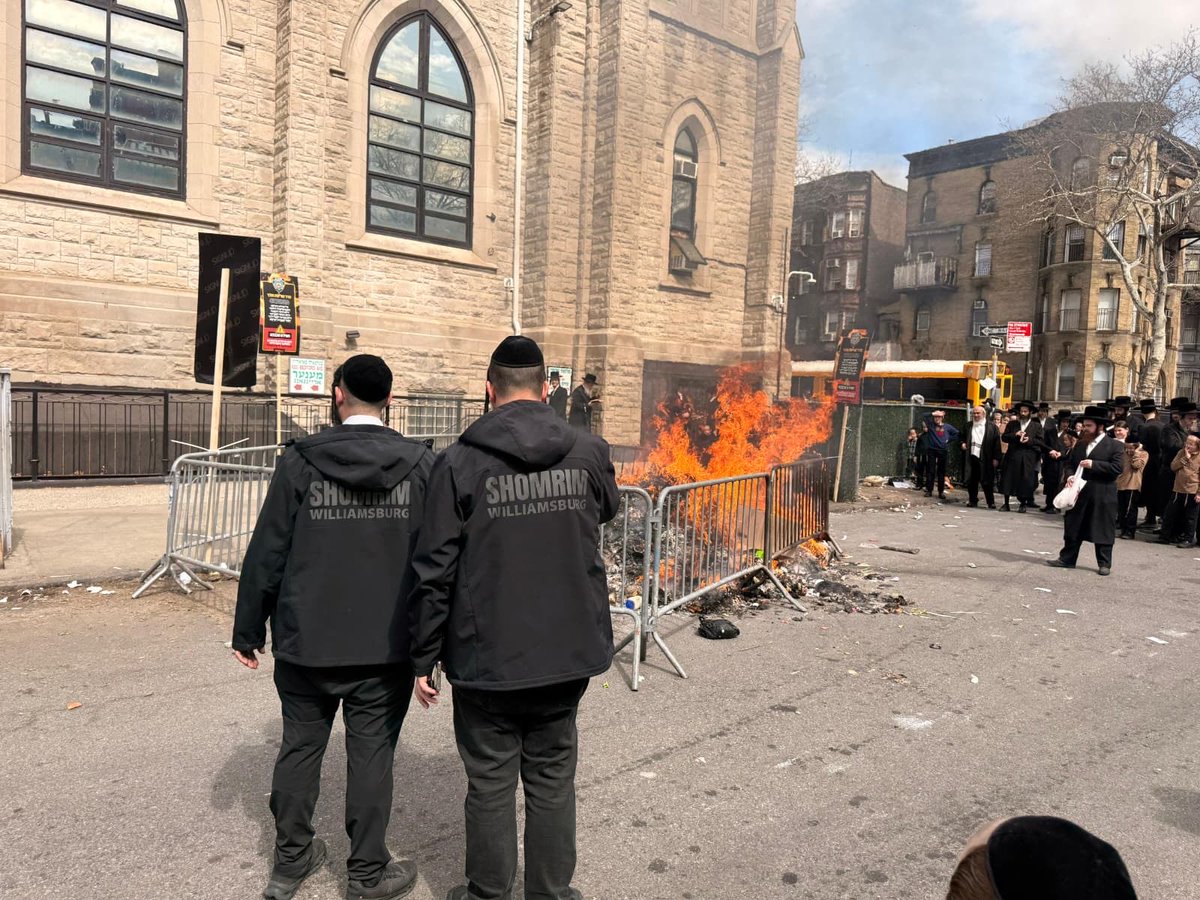 WspuShomrim's tweet image. Another successful Pre #Passover2026 Bread Burning, thanks to the #dedication of Our members in Collaboration with @NYPDnews @NYPDBklynNorth @NYPD90Pct @NYPD79Pct 
@FDNY 
@NYCSanitation #Teamwork.