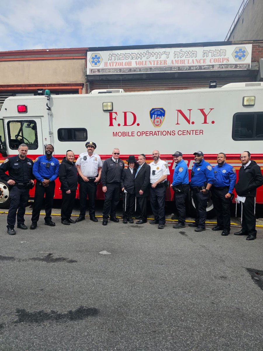 WspuShomrim's tweet image. Another successful Pre #Passover2026 Bread Burning, thanks to the #dedication of Our members in Collaboration with @NYPDnews @NYPDBklynNorth @NYPD90Pct @NYPD79Pct 
@FDNY 
@NYCSanitation #Teamwork.