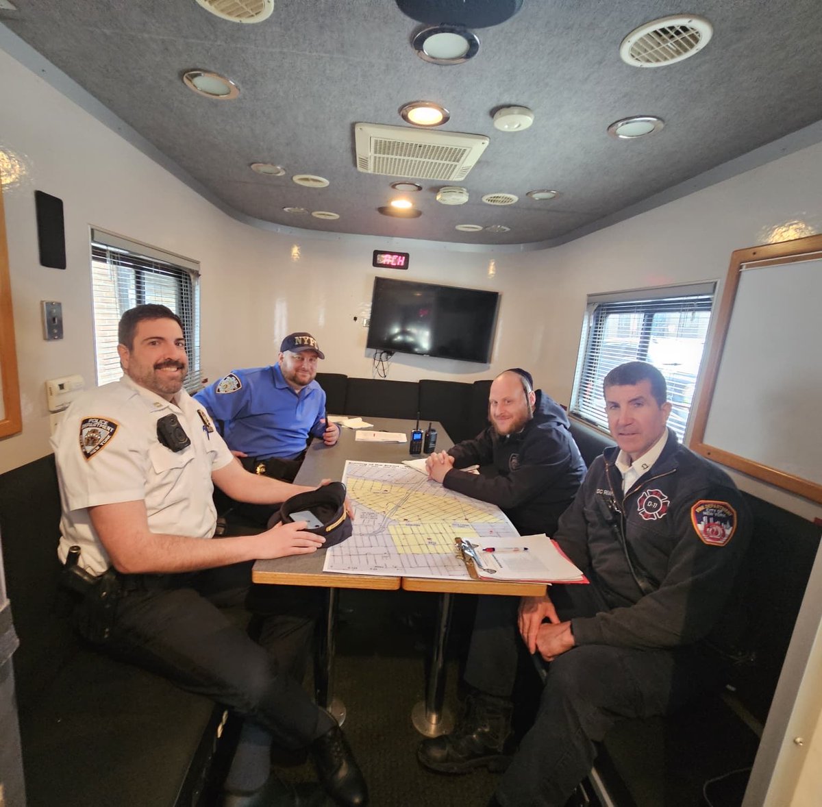 WspuShomrim's tweet image. Another successful Pre #Passover2026 Bread Burning, thanks to the #dedication of Our members in Collaboration with @NYPDnews @NYPDBklynNorth @NYPD90Pct @NYPD79Pct 
@FDNY 
@NYCSanitation #Teamwork.