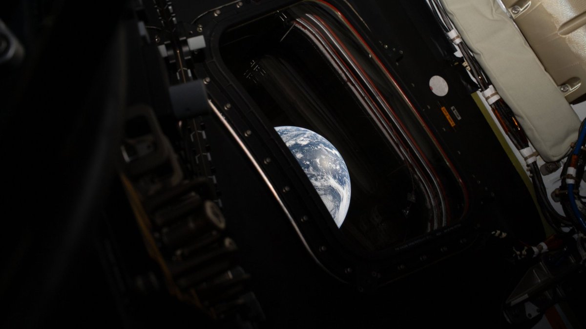 landiantech's tweet image. #NASA 经过审查后允许宇航员携带 #iPhone 17 Pro Max 进入太空，但禁止联网和开启蓝牙，所以主要是拍照和录视频。NASA 审查的主要是智能手机的易碎性问题，即如果屏幕和其他面板破裂，能否快速收集碎片降低影响，工程团队制定详细方案后 NASA 批准宇航员携带 iPhone：ourl.co/112501?x