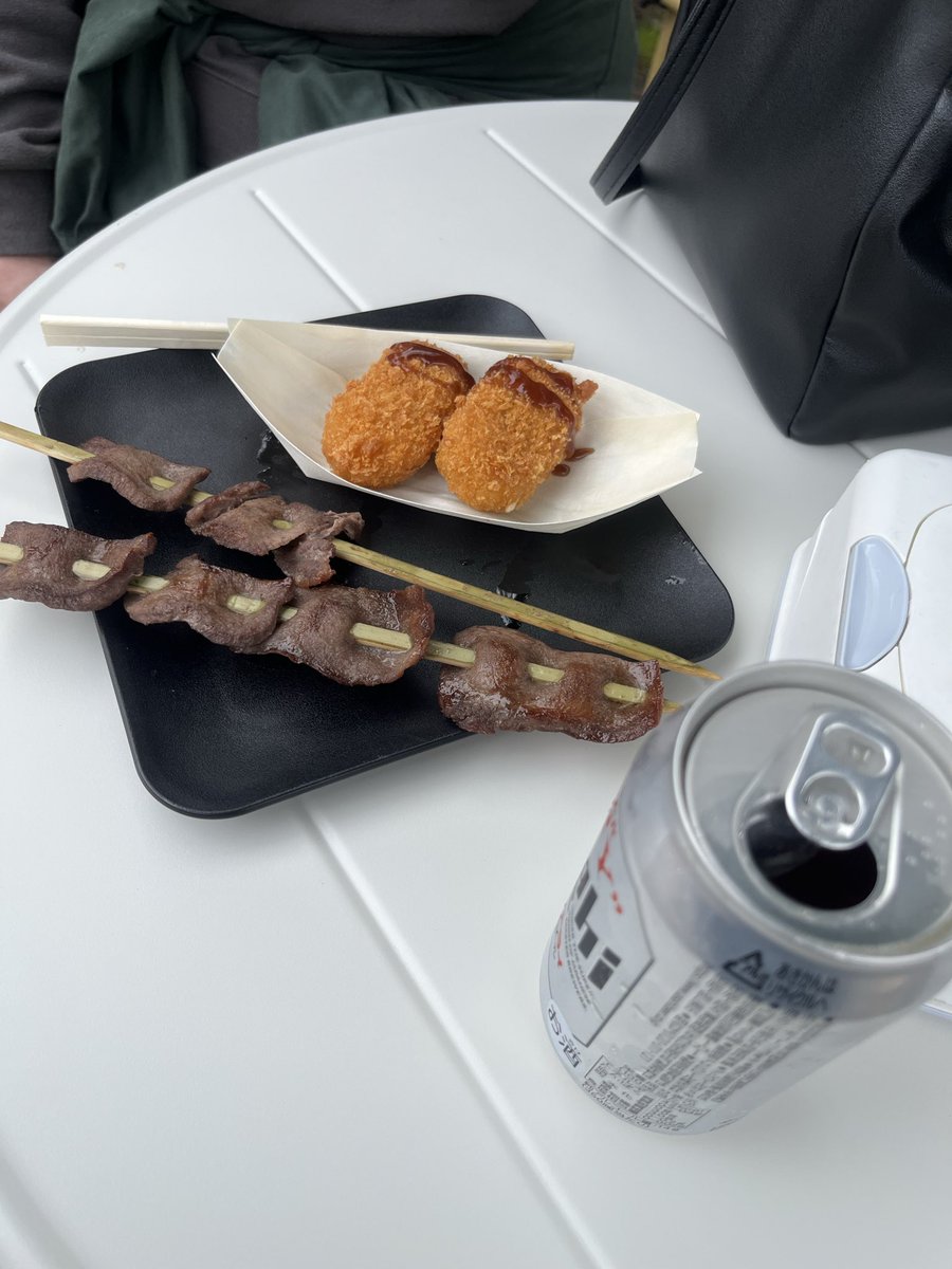 naopunk55's tweet photo. 3軒目
観光客見ながら呑み https://t.co/Gopxt2cFZb