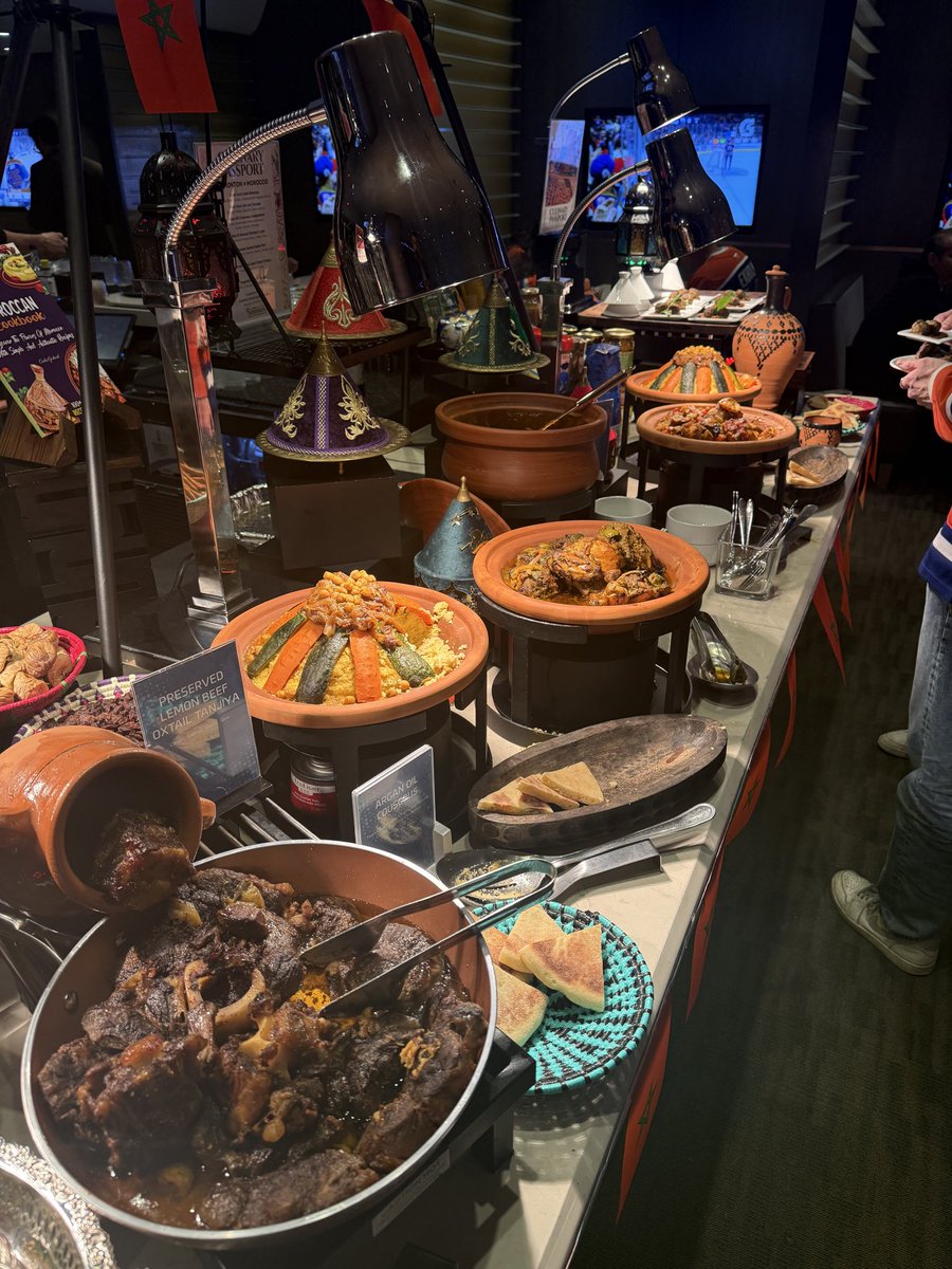 MomenAlsubaihee's tweet photo. ليلة مغربيه بامتياز 🇲🇦
بوفيه كبار الزوار مبارة ادمونتن اوليرز x لاس فيجس . 
Thank you 
Edmonton oilers 
Chef Mohamed idrisi
 Chef kalid gurba https://t.co/6IqJ3T90KB