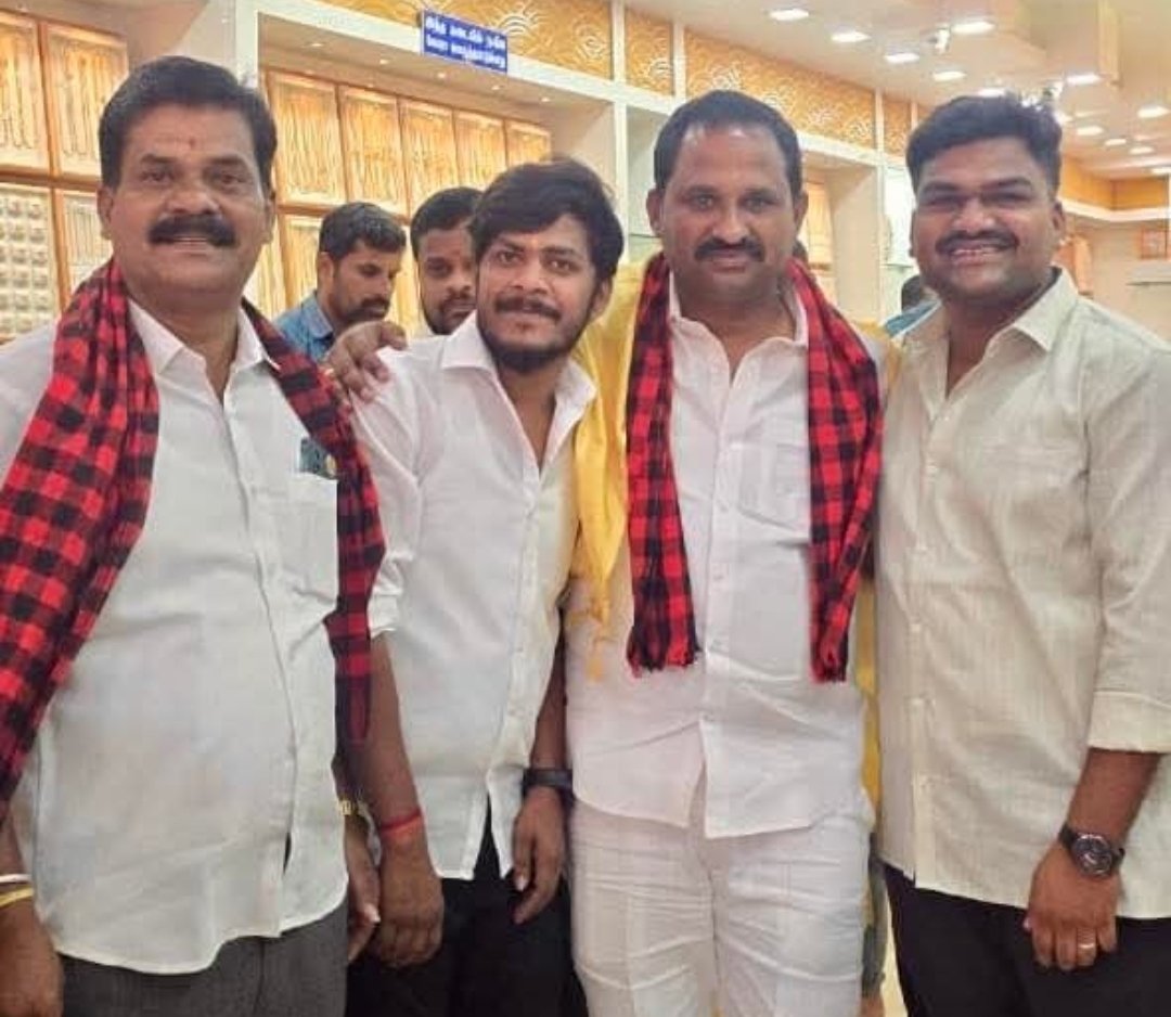 pssrinivasandmk's tweet photo. மதசார்பற்ற முற்போக்கு கூட்டணி வெற்றி வேட்பாளராக வேப்பணஹள்ளி தொகுதியில் போட்டியிடும் எனக்கு  கிருஷ்ணகிரி மாவட்டம் கெலமங்கலம் ஒன்றியத்துக்கு உட்பட்ட ராயகோட்டையில் உள்ள RMM  நகை கடை உரிமையாளர்கள் மற்றும் தொழிலதிபர்கள் ஆதரவு தெரிவித்தனர்...

#ஸ்டாலின்_தொடரட்டும்_தமிழ்நாடு_வெல்லட்டும் #வெல்வோம்_ஒன்றாக #VoteForDMK
