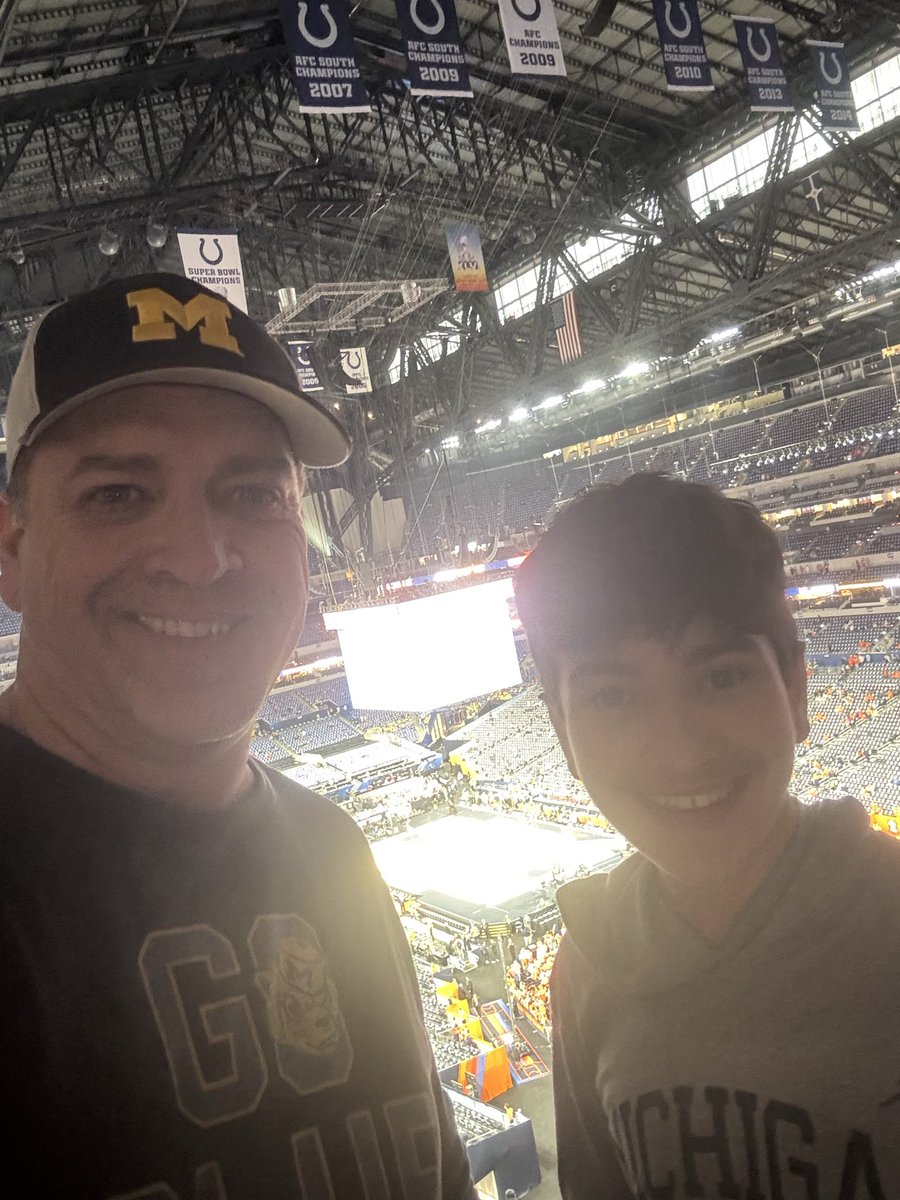 JrFilley's tweet photo. What an awesome day for me and my main man. Memories that will last forever. @umichbball_ @FinalFourNCAA https://t.co/R4Hi1pVXz3
