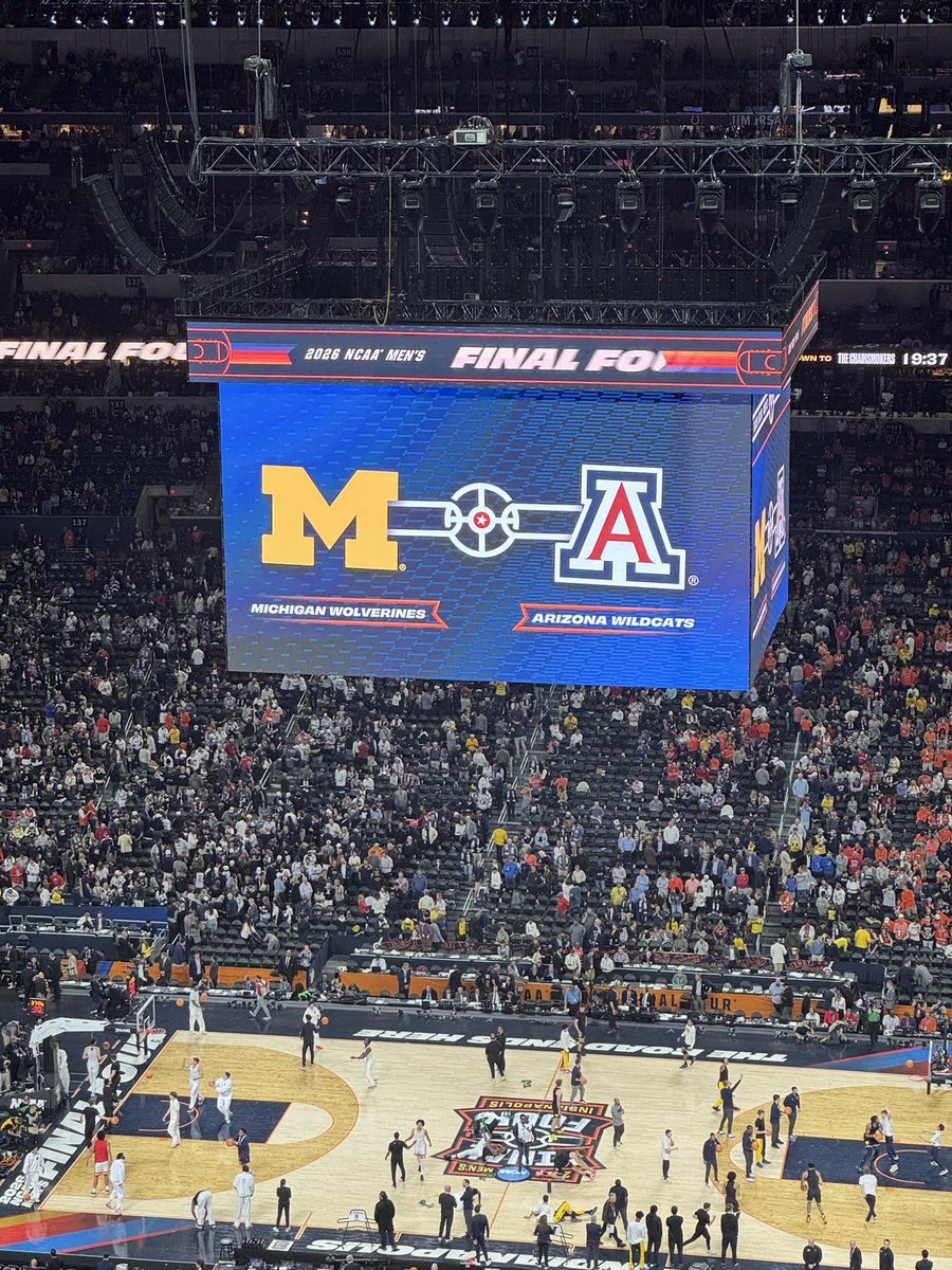 JrFilley's tweet photo. What an awesome day for me and my main man. Memories that will last forever. @umichbball_ @FinalFourNCAA https://t.co/R4Hi1pVXz3