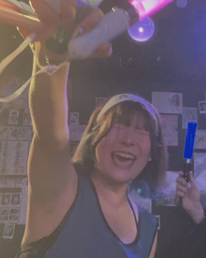 azusa_yuzuriha's tweet photo. フロアで自分のグループのオタクした貴重な機会をありがとう。

1曲目←→4曲目 https://t.co/pIAh15qrSy