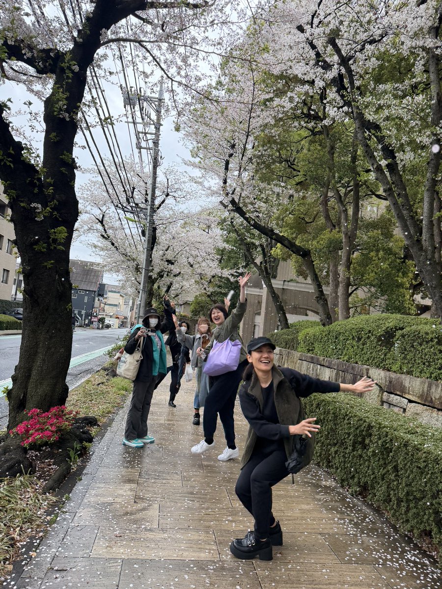 ひげ太夫稽古！！！
ガツガツやってます！！！
素敵な組み体操が生まれて、楽しい時間だったー☺️✨
帰り道は桜の道を歩いて駅まで。
お花見気分🌸

🎫ご予約どしどしお待ちしてますっ
2日(土)18時の回は、お早めに💦
ticket.corich.jp/apply/437807/0…

#ひげ太夫 #トラジャ百香拳