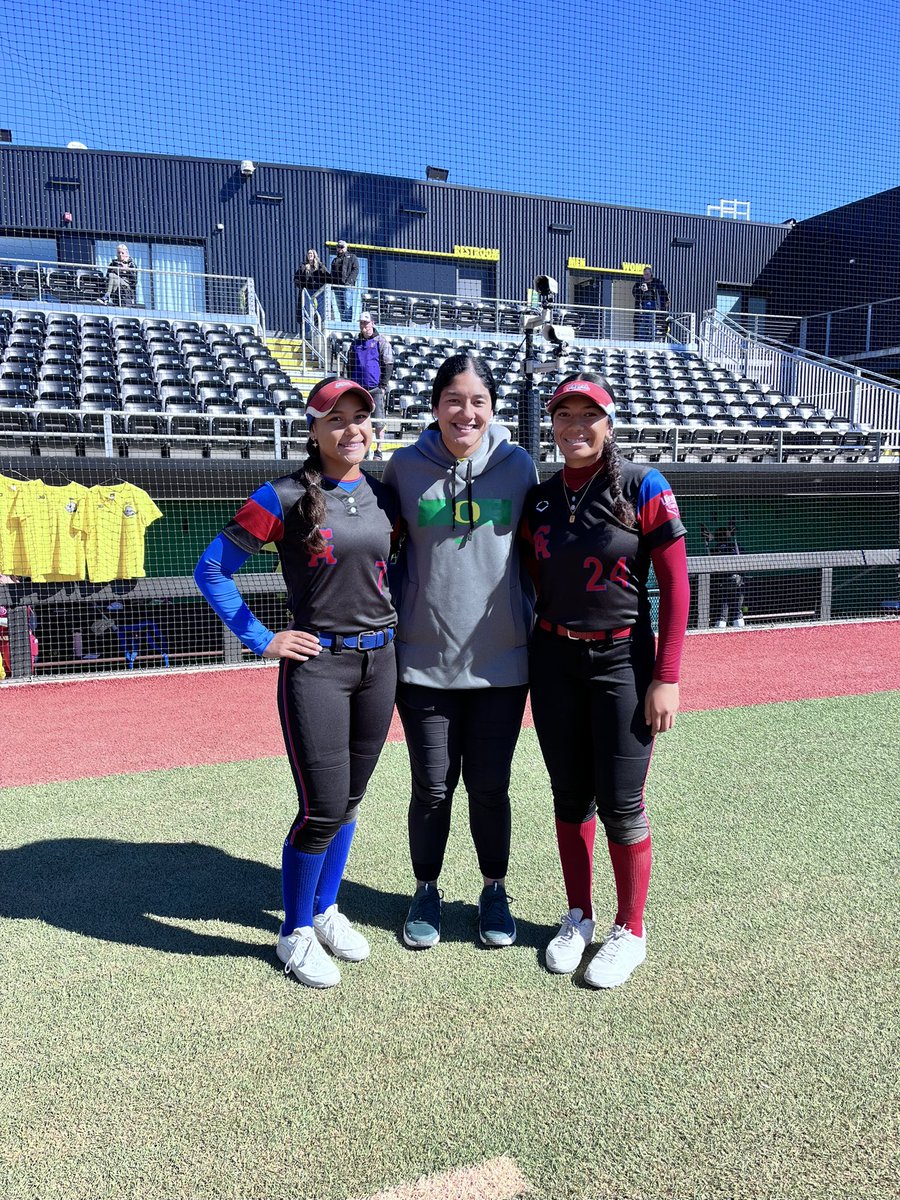 teuuaina's tweet photo. Thank you @OregonSB for having me again. So grateful for the opportunity, thank you @Sam_Marder @lysssscat32 @syd_syd2 @MelyssaLombardi and Coach Mo for showing me what it’s like to be a Duck! GO DUCKS 💛💚! https://t.co/Ab6yGlcGJn