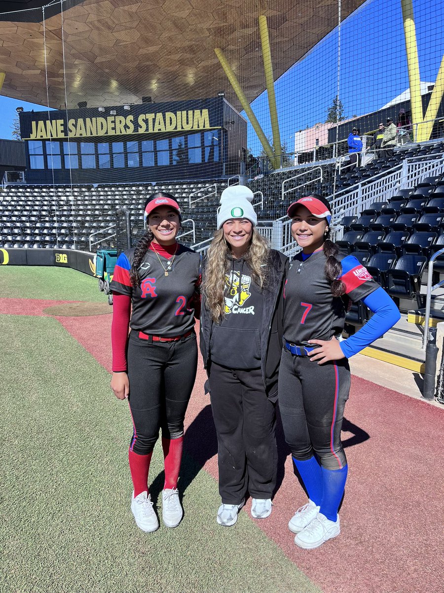 Thank you <a href="/OregonSB/">Oregon Softball</a> for having me again. So grateful for the opportunity, thank you <a href="/Sam_Marder/">sam marder</a> <a href="/lysssscat32/">Alyssa Palomino-Cardoza</a> <a href="/syd_syd2/">Sydney Joy Romero OLY</a> <a href="/MelyssaLombardi/">Melyssa Lombardi</a> and Coach Mo for showing me what it’s like to be a Duck! GO DUCKS 💛💚!