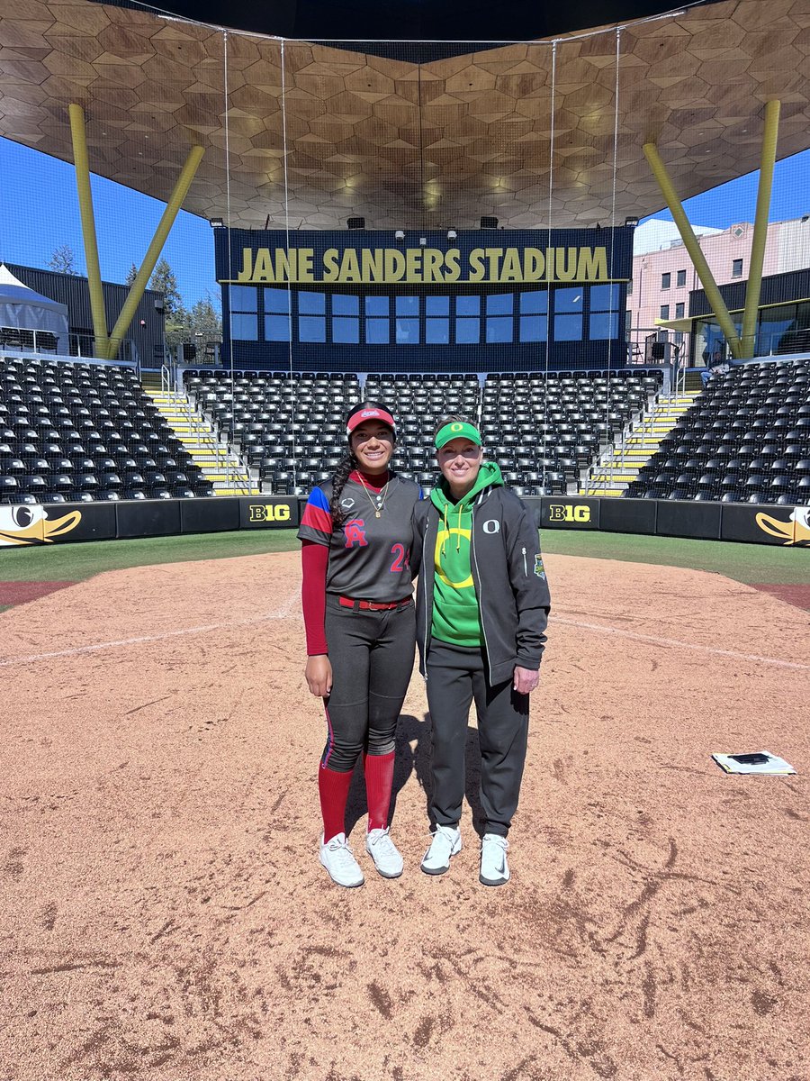 teuuaina's tweet photo. Thank you @OregonSB for having me again. So grateful for the opportunity, thank you @Sam_Marder @lysssscat32 @syd_syd2 @MelyssaLombardi and Coach Mo for showing me what it’s like to be a Duck! GO DUCKS 💛💚! https://t.co/Ab6yGlcGJn
