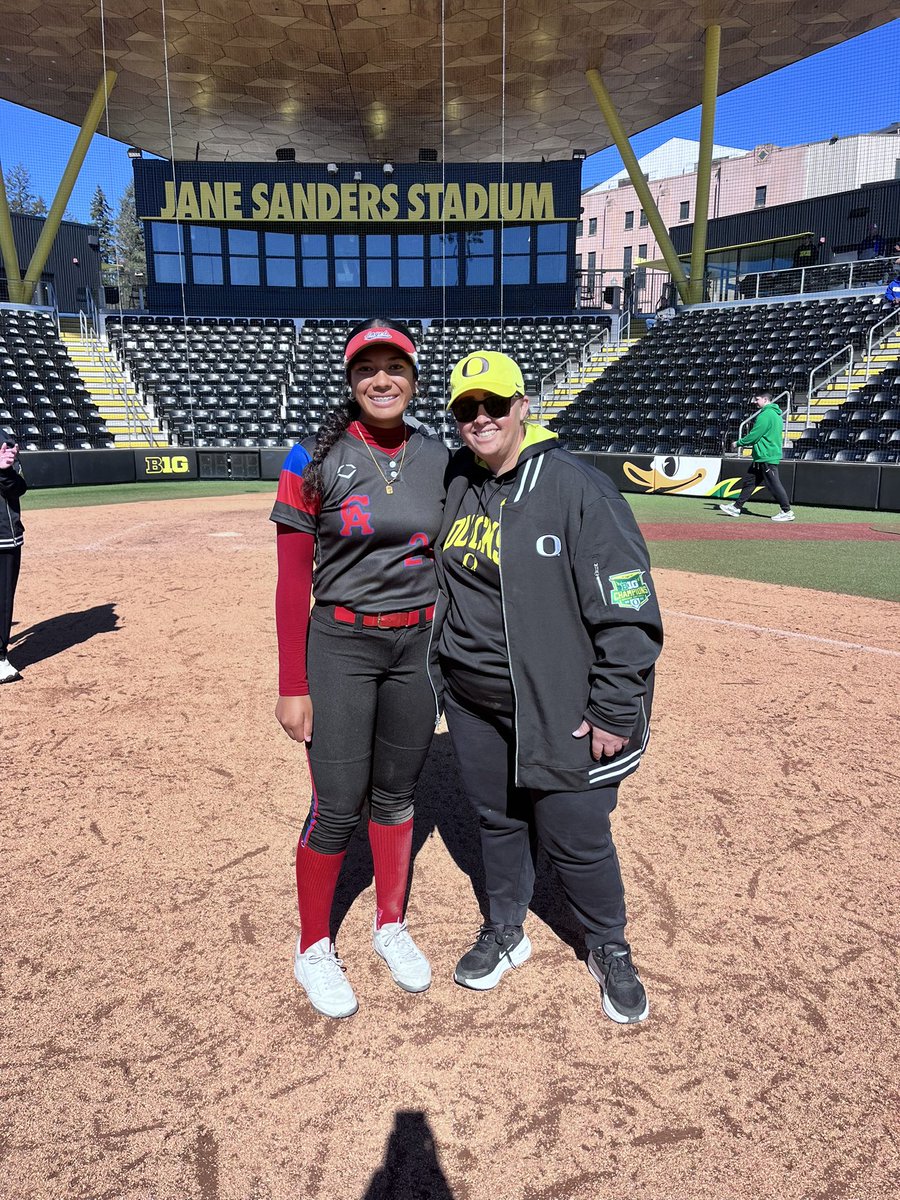 teuuaina's tweet photo. Thank you @OregonSB for having me again. So grateful for the opportunity, thank you @Sam_Marder @lysssscat32 @syd_syd2 @MelyssaLombardi and Coach Mo for showing me what it’s like to be a Duck! GO DUCKS 💛💚! https://t.co/Ab6yGlcGJn