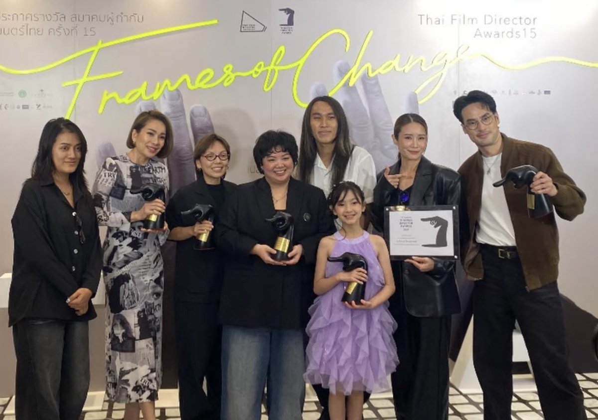 earnearnfatima's tweet photo. เเงง หนูเพิ่งรู้ว่าได้รางวัล🥹🎉🥳
ขอบคุณทาง Thai Film Director Awards 15 ด้วยนะค้าาที่มองเห็นความตั้งใจของพี่แอน น้องเจน เเละพี่ๆทีม Flat Girls ทุกคนเลยย…

รางวัลนี้มีคุณค่ากับพวกเรานักแสดงมากๆ มันเป็นกำลังใจสำคัญให้พวกเราอยากจะพัฒนาต่อไปมากๆ

Flat Girls เป็นหนังที่เอินรักมากๆๆๆๆที่สุดด ทุกครั้งที่มองย้อนกลับไป ทั้งตอนที่ถ่ายทำ เเละตอนที่ได้เป็นพี่เเอน เอินมีความสุขสุดๆ หรือเเม้เเต่ตอนที่มันออกมาเป็นชิ้นเป็นอันเเล้ว เอินก็ภูมิใจกับมันมากๆ 

พวกเราทีมงานเเละนักเเสดงไม่เคยคาดหวังว่าจะมีคนดูเรื่องนี้มากน้อยเเค่ไหน เเต่รู้กันเเค่ว่าทุกคนตั้งใจช่วยกัน เเละมีความสุขทุกครั้งที่ได้ช่วยกันสร้างมัน มันเป็นอะไรที่อบอุ่นสำหรับเอินมากๆ รักทุกคนจริงๆ ทุกคนเก่งมากๆๆ ภูมิจัยย🥳💓🫶🏻🥹

#FLATgirls
#แฟลตเกิร์ลชั้นห่างระหว่างเรา
#EarnEarnFatima