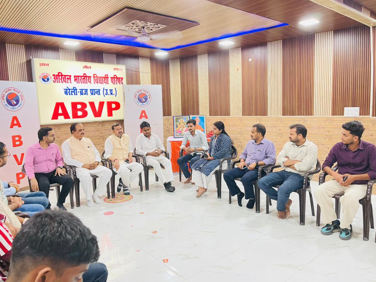 BareillyAbvp's tweet photo. पूर्व में बरेली विभाग संगठन मंत्री रहे श्री अशोक कटारिया जी (MLC) का अभाविप बरेली विभाग कार्यालय आगमन हुआ। 
#ABVPBareilly #ABVPBraj #abvpvoice https://t.co/W08DlNTM5C