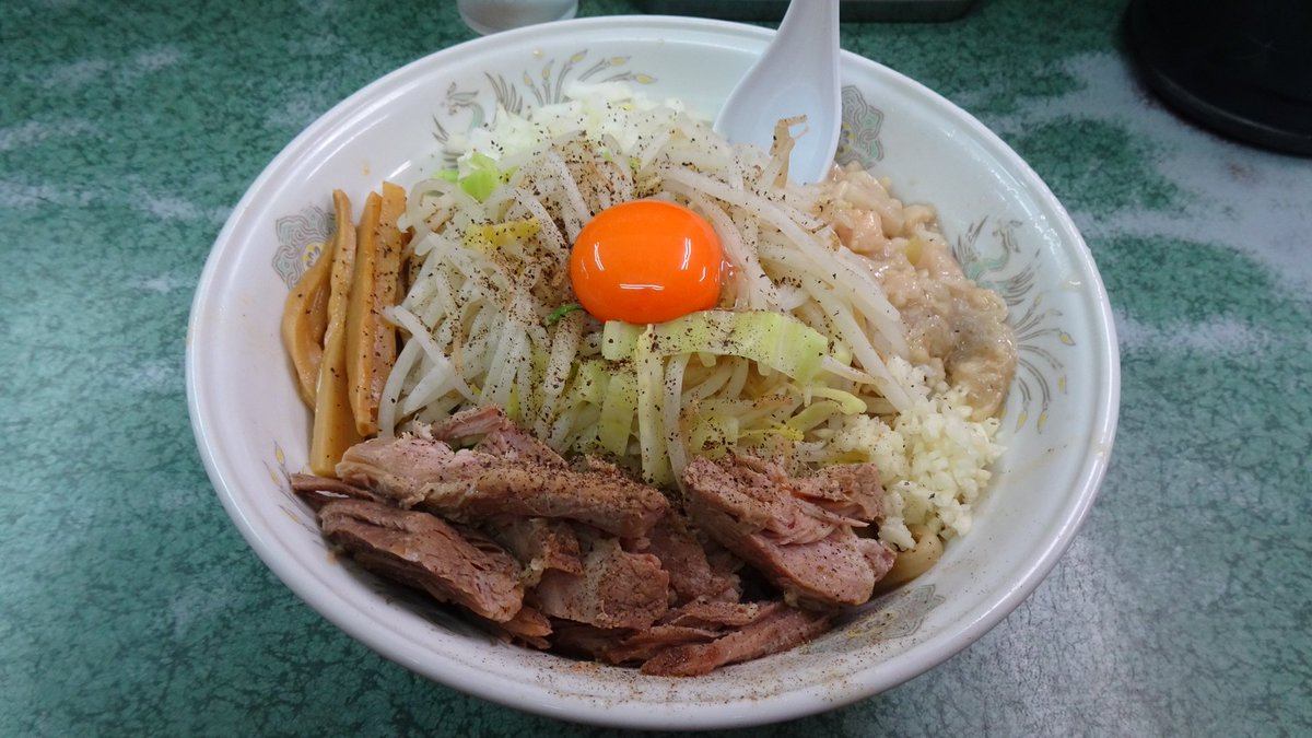 au_vaio's tweet photo. ラーメン二郎　新宿小滝橋通り店

今年も汁なしをチョイス。
味はマイルドだけどこの極太麺がとにかくたまらん。
柔らかい豚もブラペのかかった野菜も美味かった！ https://t.co/5qtpYNfm6K