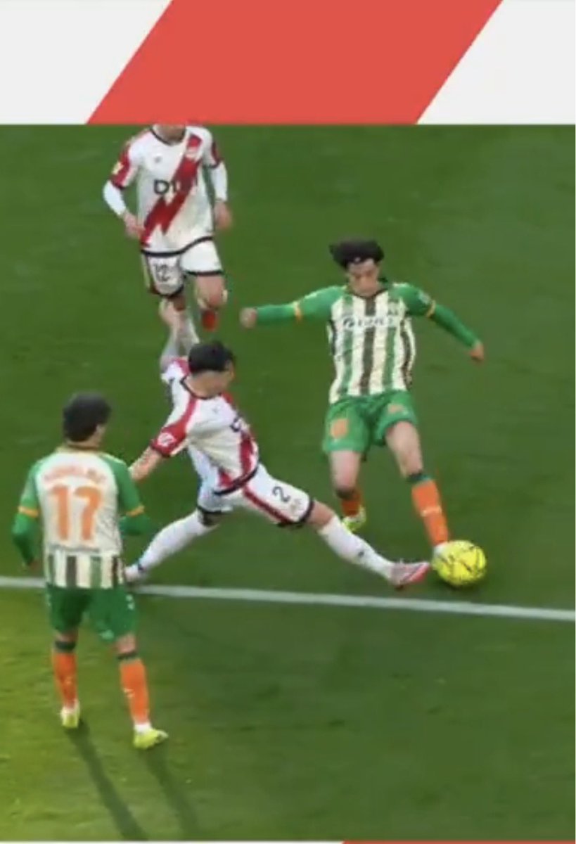 CollinaLuigiRef's tweet photo. @MrAsubio Si hacemos caso a la circular del CTA, se podría enmarcar perfectamente el punto 1 en la jugada del Fcb-Atlético. “El contacto es consecuencia inevitable de la dinámica” … Si, pero también conlleva fuerza excesiva. https://t.co/MKKwmvhr6K