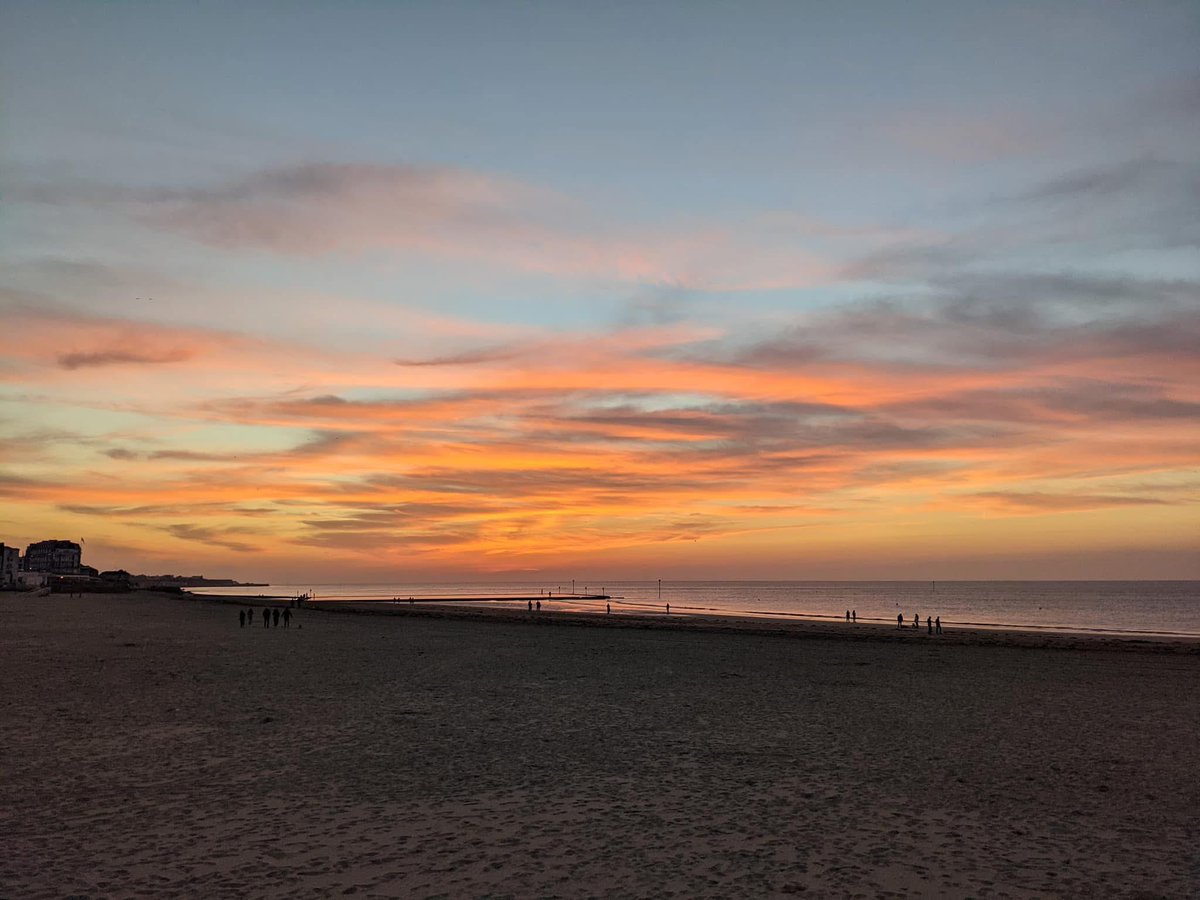 LoveMargate's tweet image. Sunset on Margate Main Sands 🌅😍 #margate #sunset #margatemainsands #tidalpool #lovemargate