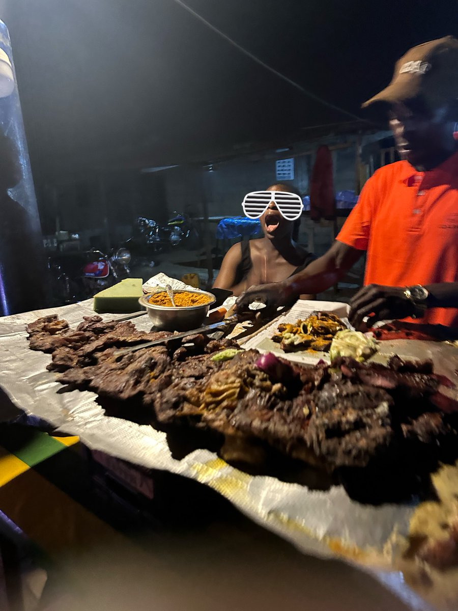 new_lofe's tweet photo. 「それより本物のナイジェリアのスヤを食べてみて🔥🥩！スパイシーで香ばしく、���で完璧に焼かれてる。最高すぎる！」 https://t.co/7QArQbkYun