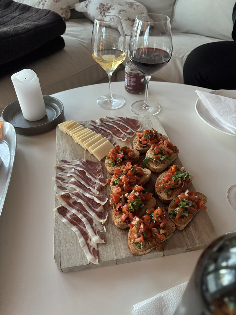En lille snack til serieaften med <a href="/Tania_Madsen/">Tania</a> i sommerhus (efter hele familien var sendt hjem efter påskefrokost) - nomnom