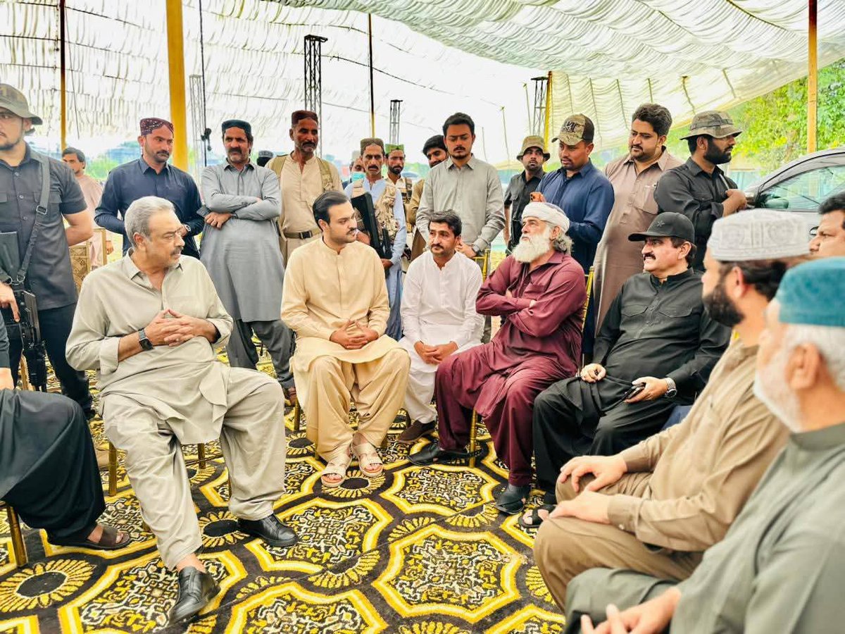 KhalidKhanLound's tweet photo. Chairman Social Welfare Committee, Mir Khalid Ahmed Khan Lound,and Mir Noor Muhammad Khan Lound attended the Walima ceremony of the son of Syed Nadir Shah (Former President PPP Ghotki City)
They extended their heartiest congratulations and best wishes to the groom and the family https://t.co/2nH8HvI36S