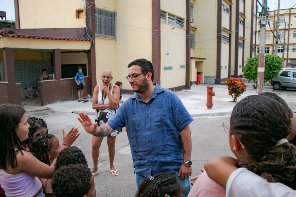 Véspera de Páscoa rodando as favelas do Rio. 🍫

Hoje acompanhei as entregas de caixas de bombons organizadas pelas próprias lideranças das favelas, mostrando mais uma vez a força da solidariedade dessa galera potente.

Um gesto simples, mas cheio de significado.