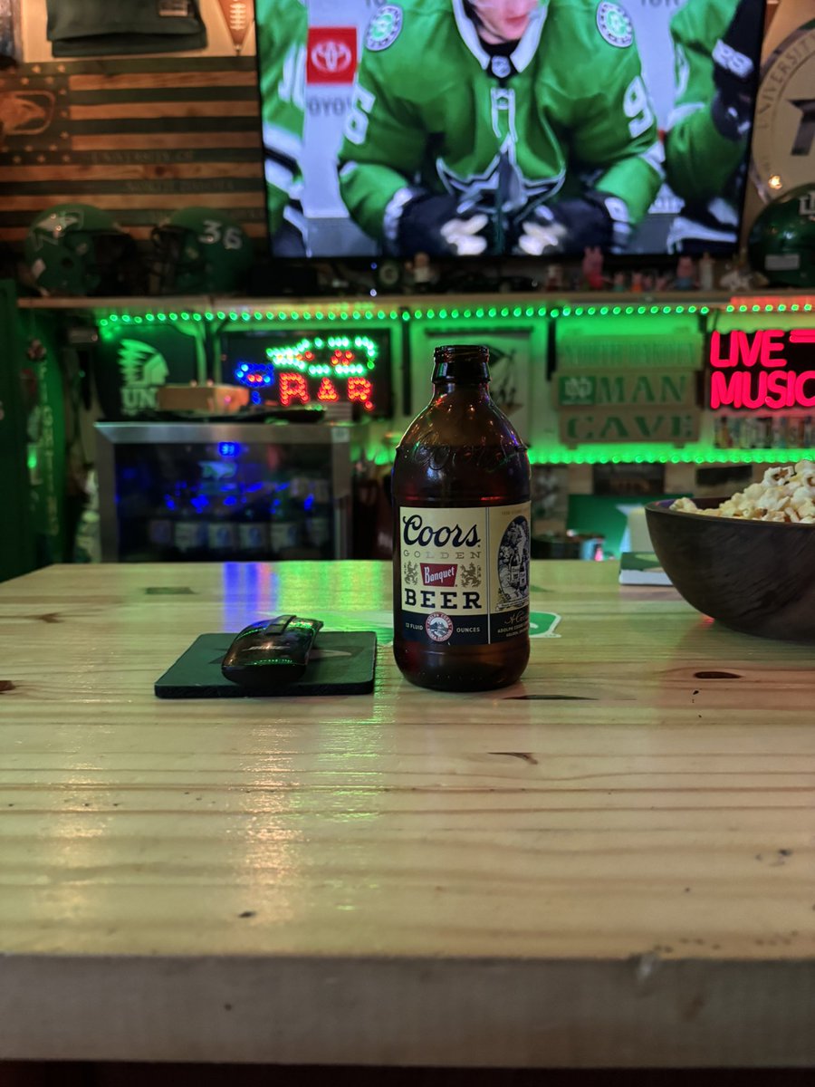 jsfoss63's tweet photo. 6 hours of moving snow at work and home, it’s time for a beer at JB and G https://t.co/W649d4DtHt