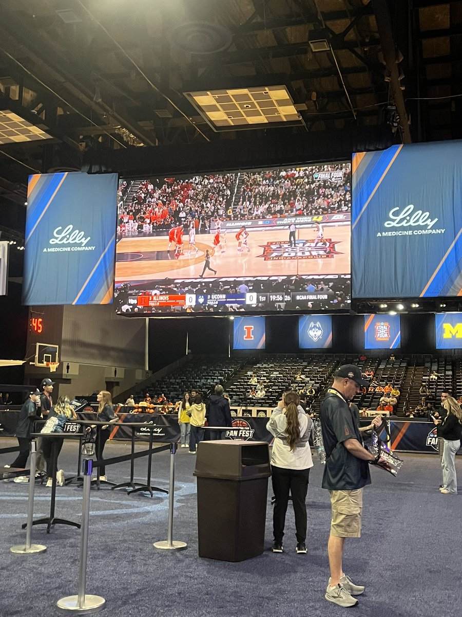 Mbloomer10's tweet photo. March Madness in Indy!!!  🏀watching Final 4 action from Fanfest! ❤️ https://t.co/PqDtVsNisK