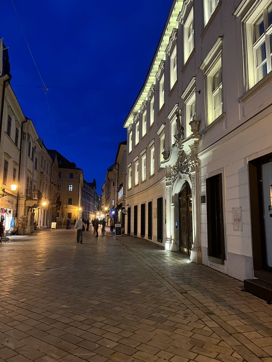 WagnerFrantisek's tweet photo. Večerná Bratislava 💕 https://t.co/r01mIMLEOl