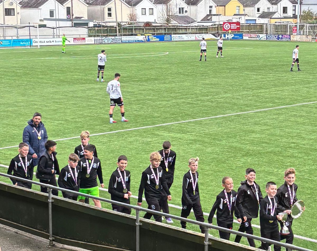 Fantastic experience for our national champions as the under 12s led out the first team today to parade their trophy! 

#OneOldGold #UnHenAur 💛🖤