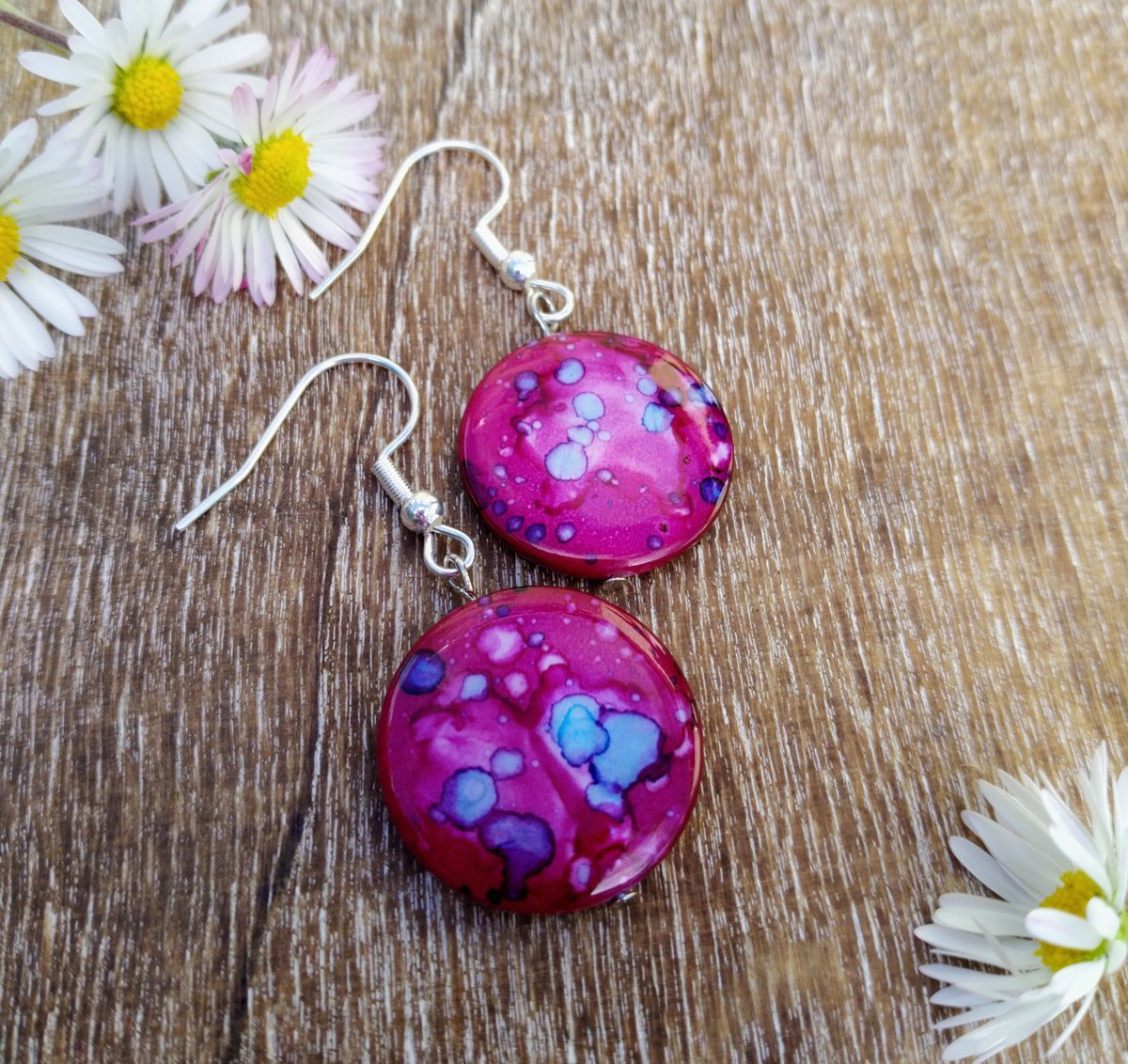 mena_callaghan's tweet image. 🐚What gemstone is known as the Queen of Gems &amp;amp; the Gems of Queens?
🐚Mother of Pearl.
🐚Believed to attract prosperity, protects from negativity &amp;amp; heightens intuition.
PM to purchase, also visit craftyhandmaiden.my-online.store
#earrings #craftyhandmaiden #jewellery #motherofpearl