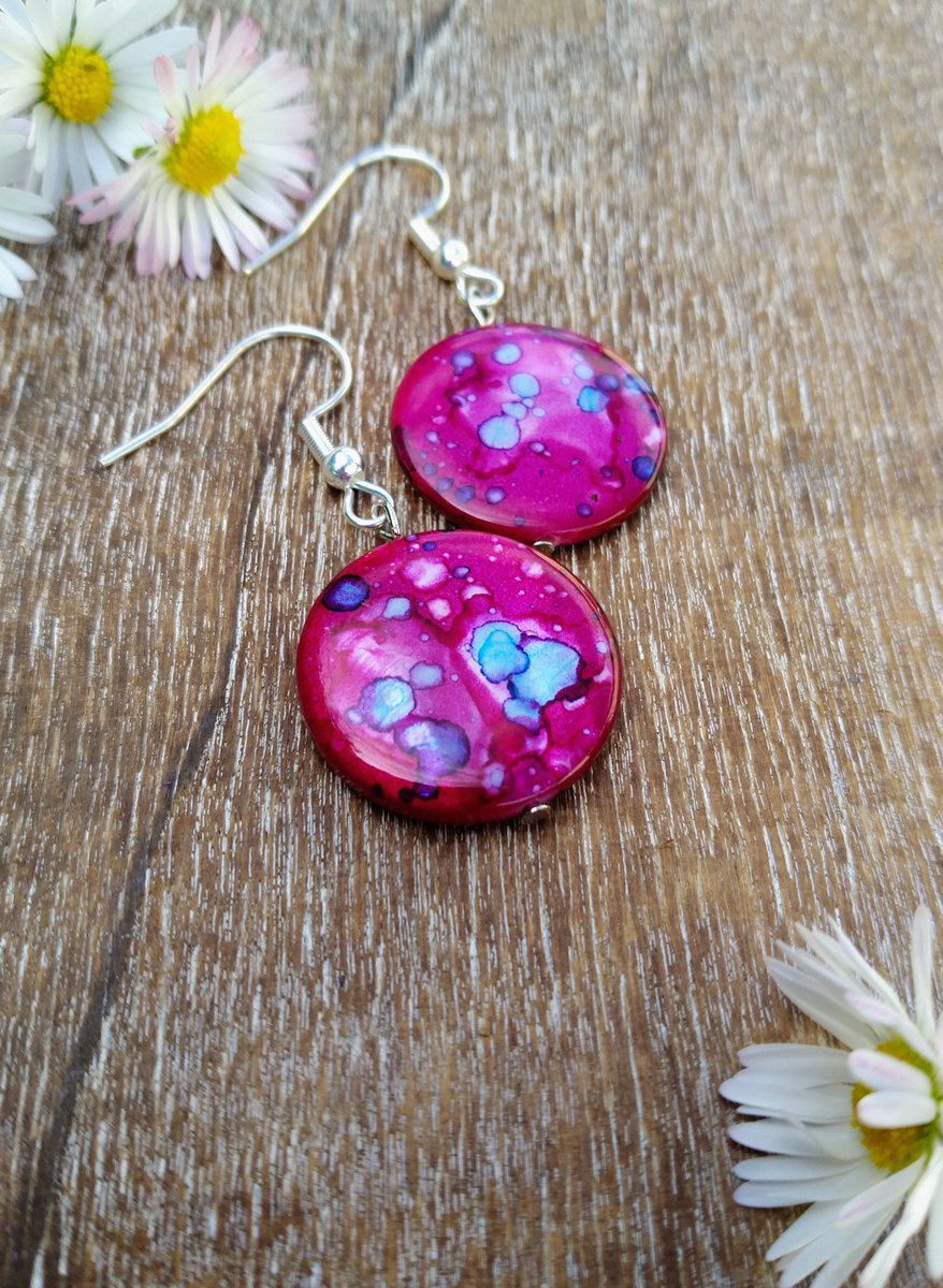 mena_callaghan's tweet image. 🐚What gemstone is known as the Queen of Gems &amp;amp; the Gems of Queens?
🐚Mother of Pearl.
🐚Believed to attract prosperity, protects from negativity &amp;amp; heightens intuition.
PM to purchase, also visit craftyhandmaiden.my-online.store
#earrings #craftyhandmaiden #jewellery #motherofpearl