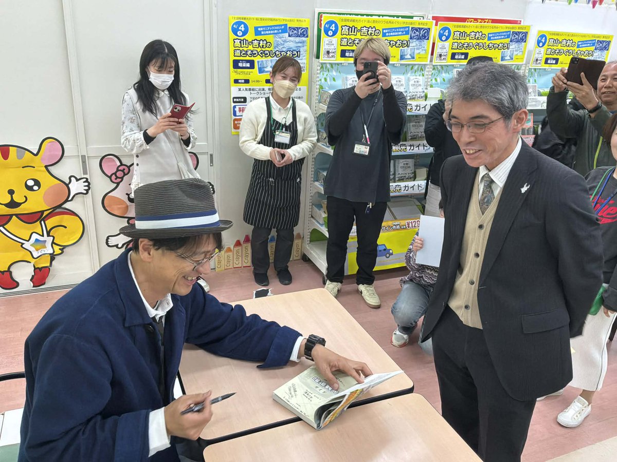 lotus62ankyo's tweet photo. 見てみてシリーズの締めは…。会場に行ったら普通にこの方が観客席にいらっましゃいまして…笑。目があったのでトーク冒頭からマイクを向け、素晴らしいコメントもいただきました。どうもありがとうご��いました！今度は関係者席ご用意しますんで笑　#暗渠　#ピアゴ佐屋店　#道とそうぐうしちゃおう https://t.co/wVrBsRdAfX
