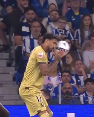 Est3v3sPT's tweet photo. Não é penalti porque o jogador estava a rezar 🙏 #Missa https://t.co/97DG0WXyx8