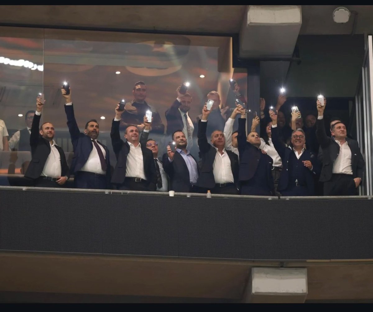 G A L A 9 0 tweet media