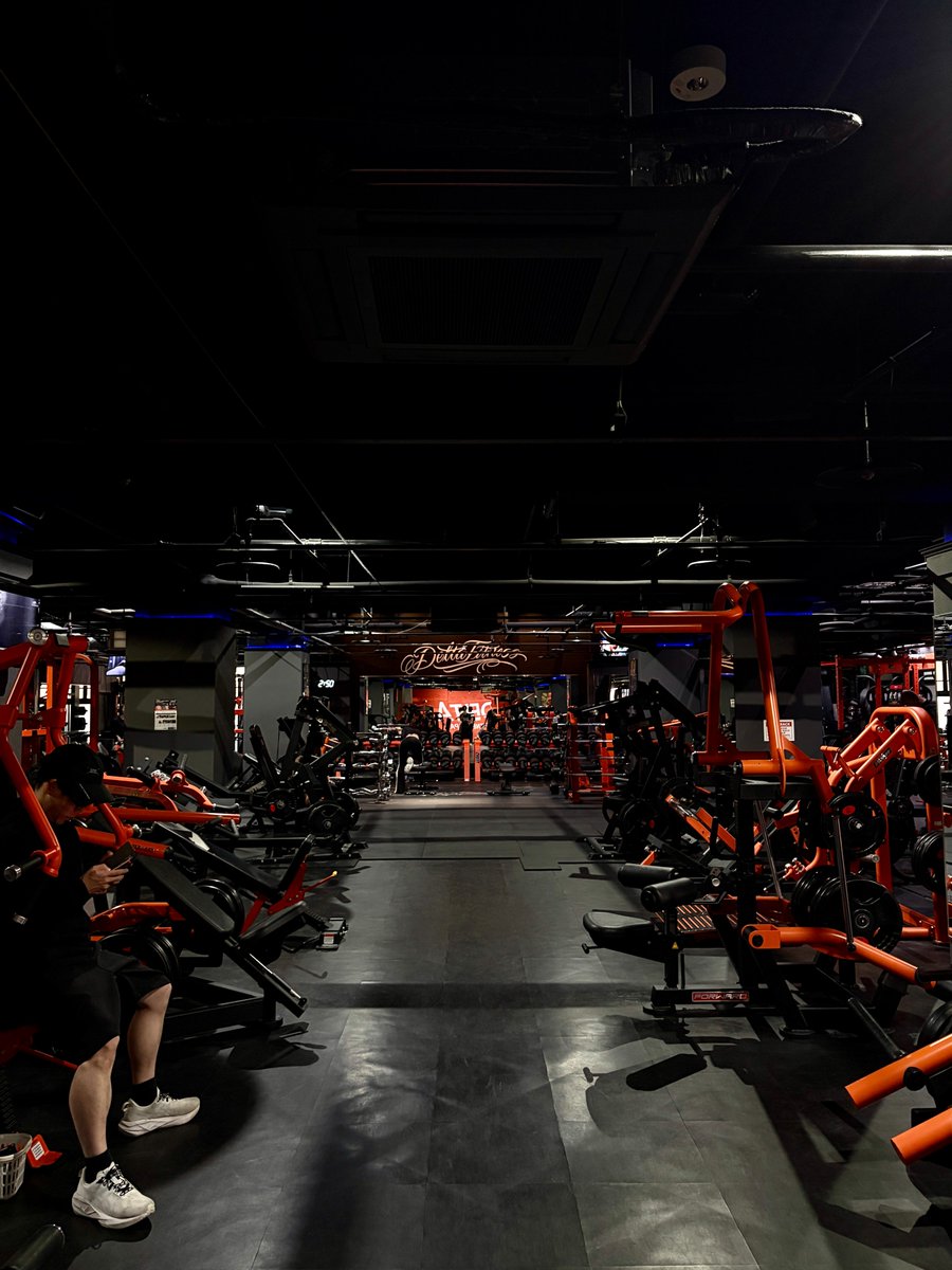 mizuno_qreep's tweet photo. 仕上がりサロンで関西遠征を決行。総勢15名で関西に乗り込んだ

・琵琶湖を眺めながら温泉でまったり
・ご当地ソ◯プへ繰り出し
・仕上がり度MAXのジムにてトレーニング
・真冬の大自然の中で屋外サウナ
・舞台に立ってのカラオケ
・飲みゲーの実践
・大阪アポロビルで夜の大冒険

と、滋賀、和歌山、大阪を横断。ここには書ききれないくらい初日から最終日まで、濃密すぎる3日間

正直、面倒くさいことも多かったと思う。滋賀もアクセスが良いとは言えないし、屋外サウナは山奥だし、移動時間も長かった

ただ、本当の意味で楽しいことって、往々にして『面倒くささ』を伴う

ちょっと面倒な場所まで足を運んで、時間をかけて、みんなで同じ経験を共有する
指先一つでインスタントに快楽が得られる現代だからこそ、そういう過程を経て得られる充実感には特別なものがある

メンバー同士の新しいつながりも生まれていて、企画して本当に良かったなと

東京だけじゃない。仕上がりサロンの活動範囲は、どんどん広がってます